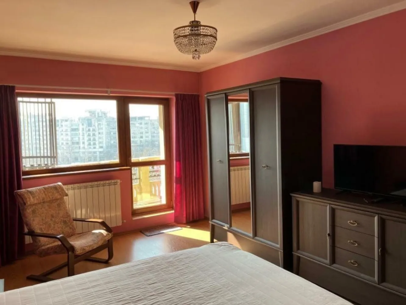 Ag BRASADAS vinde apt. 2 cam et. 3/7 Unirii Tribunal - Agentia BRASADAS vinde apartament 2 camere decomandate, complet mobilat si utilat. 
Situat in apropierea Tribunalului Bucuresti are vedere spre Bulevardul Unirii si este la etajul 3 al unui bloc cu lift. 
Apartamentul are 3 balcoane generoase si dispune de incalzire centralizata. 
Este ideal pentru un cuplu care este in cautarea unui apartament intr-o zona selecta a Bucurestiului. 
Acces facil catre toate tipurile de mijloace de transport in comun. 
Disponibil imediat.
Pentru mai multe oferte accesați www.brasadas.com.