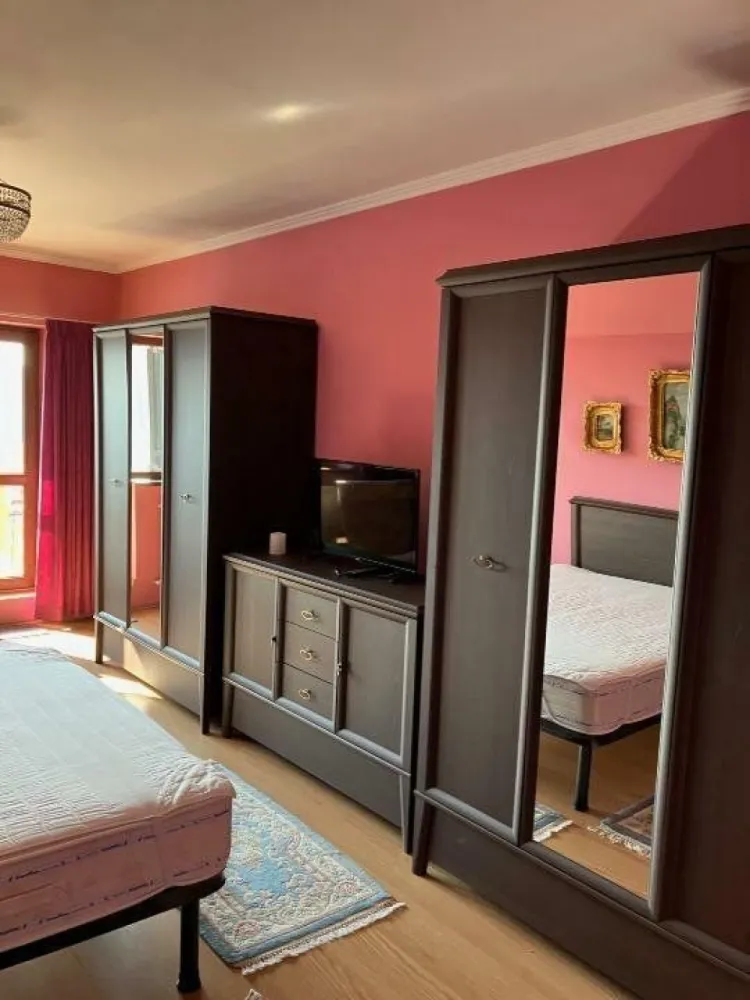 Ag BRASADAS vinde apt. 2 cam et. 3/7 Unirii Tribunal - Agentia BRASADAS vinde apartament 2 camere decomandate, complet mobilat si utilat. 
Situat in apropierea Tribunalului Bucuresti are vedere spre Bulevardul Unirii si este la etajul 3 al unui bloc cu lift. 
Apartamentul are 3 balcoane generoase si dispune de incalzire centralizata. 
Este ideal pentru un cuplu care este in cautarea unui apartament intr-o zona selecta a Bucurestiului. 
Acces facil catre toate tipurile de mijloace de transport in comun. 
Disponibil imediat.
Pentru mai multe oferte accesați www.brasadas.com.