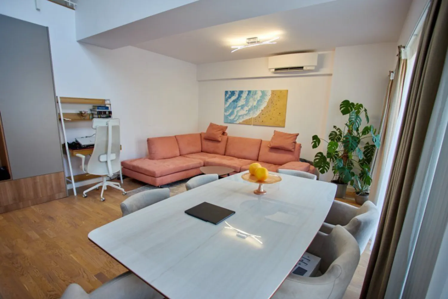 Penthouse duplex luminos, mobilat, 2 locuri parcare+boxa. - Penthouse duplex 3 camere, suprafata construita 120 mp, 2 locuri de parcare subteran in alveola dubla si boxa, unic proprietar persoana fizica. Imobilul este in complex Belvedere Residences, faza II. Se vinde mobilat complet Rovere / Veneta Cucine (blat cuart, masina de splat vase, masina de spalat rufe combo cu uscator, cuptor AEG, plita Bosch, frigider side-by-side Gorenje etc.).

Ambele bai au ventilare si geam exterior. Apartamentul are doua balcoane (6 mp si 5 mp) la primul nivel si un balconas de 1,2 mp la al doilea nivel.

Apartamentul a fost dotat de nou cu multiple imbunatatiri personalizate: balustrada modificata in consola, aparate de aer conditionat triplu-split Daikin cu control wifi, suporti speciali de consolidare pentru toate corpurile suspendate pentru a elimina orice problema de greutate, parchet special 14 mm. Corpurile de iluminat sunt cu led si control prin telecomanda sau aplicatie, mobilier terasa, usa metalica la intrare, acces securizat.

In pret sunt incluse 2 locuri de parcare in garajul imobilului, cu statie incarcare electrica auto monofazat 7,4 kw, cu proiect si autorizatie. Optional se poate vinde cu inca un loc de parcare suprateran, in fata scarii de intrare in bloc, cu vedere de pe balcon. Boxa inclusa are tavan inalt (6m inaltime), rafturi si suporti de biciclete.
