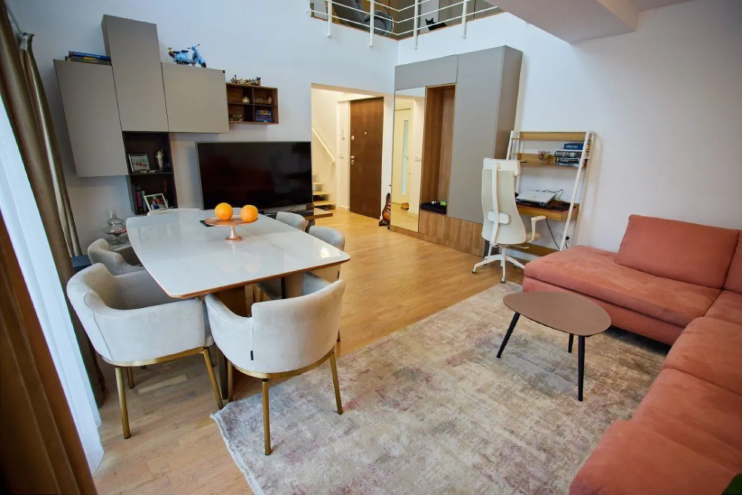 Penthouse duplex luminos, mobilat, 2 locuri parcare+boxa. - Penthouse duplex 3 camere, suprafata construita 120 mp, 2 locuri de parcare subteran in alveola dubla si boxa, unic proprietar persoana fizica. Imobilul este in complex Belvedere Residences, faza II. Se vinde mobilat complet Rovere / Veneta Cucine (blat cuart, masina de splat vase, masina de spalat rufe combo cu uscator, cuptor AEG, plita Bosch, frigider side-by-side Gorenje etc.).

Ambele bai au ventilare si geam exterior. Apartamentul are doua balcoane (6 mp si 5 mp) la primul nivel si un balconas de 1,2 mp la al doilea nivel.

Apartamentul a fost dotat de nou cu multiple imbunatatiri personalizate: balustrada modificata in consola, aparate de aer conditionat triplu-split Daikin cu control wifi, suporti speciali de consolidare pentru toate corpurile suspendate pentru a elimina orice problema de greutate, parchet special 14 mm. Corpurile de iluminat sunt cu led si control prin telecomanda sau aplicatie, mobilier terasa, usa metalica la intrare, acces securizat.

In pret sunt incluse 2 locuri de parcare in garajul imobilului, cu statie incarcare electrica auto monofazat 7,4 kw, cu proiect si autorizatie. Optional se poate vinde cu inca un loc de parcare suprateran, in fata scarii de intrare in bloc, cu vedere de pe balcon. Boxa inclusa are tavan inalt (6m inaltime), rafturi si suporti de biciclete.