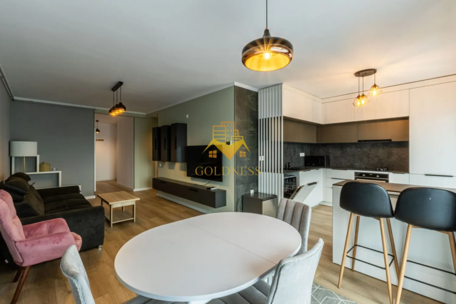 3 camere, modern, bloc nou, terasa,2 parcari, et 14, Zorilor Zona LIDL - GOLDNESS Imobiliare vă propune spre închiriere un apartament cu 3 camere complet mobilat și utilat, la etajul 14 într-un imobil de 15 etaje, în cartierul Zorilor. Apartamentul este compartimentat astfel:
 - dormitor cu pat matrimonial, dressing, noptiere
 - dormitor cu pat matrimonial, dulap pentru haine
 - living cu bucatarie open-space complet utilată, canapea extensibla, loc de servit masa 
 - baie cu cabina de dus, calorifer port prosop inox și dulap pentru depozitare.
 - baie cu cana, calorifer port prosop inox și dulap pentru depozitare.
 - 2 terase de 10 mp.

Imobilul este dotat cu toate cele necesare - centrală proprie, mașină de spălat haine, frigider, plită electrică, hotă, TV, etc. 
Se află în apropierea stațiilor de transport în comun, magazine, restaurante, spații verzi, farmacii, etc. 
Dispune de loc de parcare subterana!