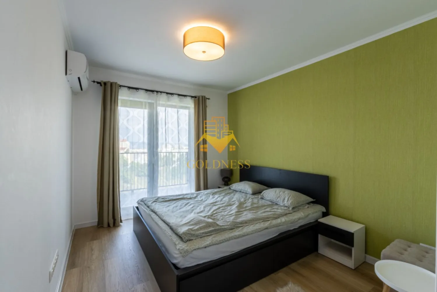 3 camere, modern, bloc nou, terasa,2 parcari, et 14, Zorilor Zona LIDL - GOLDNESS Imobiliare vă propune spre închiriere un apartament cu 3 camere complet mobilat și utilat, la etajul 14 într-un imobil de 15 etaje, în cartierul Zorilor. Apartamentul este compartimentat astfel:
 - dormitor cu pat matrimonial, dressing, noptiere
 - dormitor cu pat matrimonial, dulap pentru haine
 - living cu bucatarie open-space complet utilată, canapea extensibla, loc de servit masa 
 - baie cu cabina de dus, calorifer port prosop inox și dulap pentru depozitare.
 - baie cu cana, calorifer port prosop inox și dulap pentru depozitare.
 - 2 terase de 10 mp.

Imobilul este dotat cu toate cele necesare - centrală proprie, mașină de spălat haine, frigider, plită electrică, hotă, TV, etc. 
Se află în apropierea stațiilor de transport în comun, magazine, restaurante, spații verzi, farmacii, etc. 
Dispune de loc de parcare subterana!