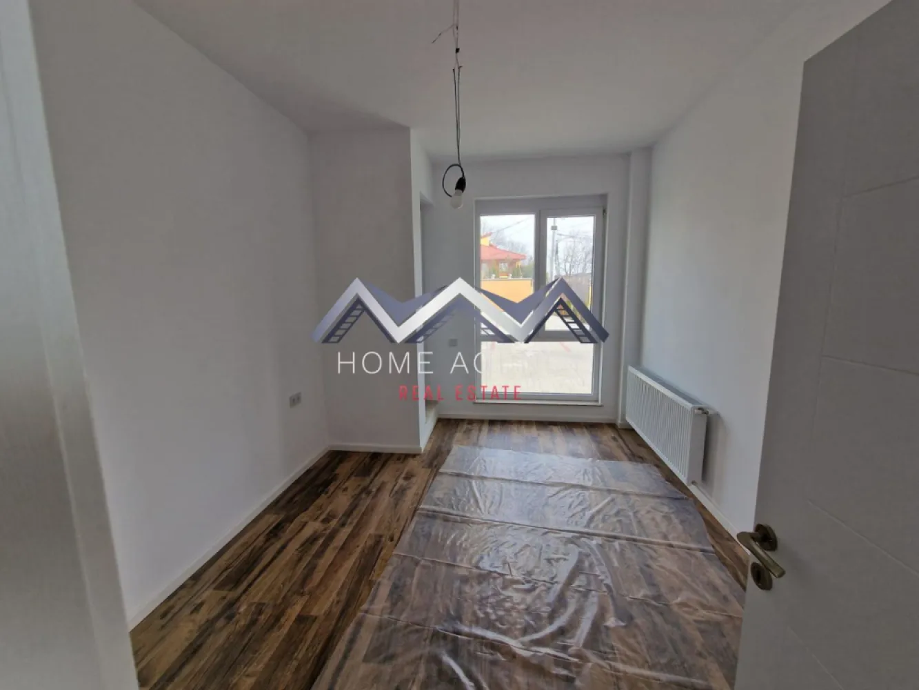 Apartament 2 camere | bloc nou | Otopeni central - Vă propunem, spre vânzare, mai multe apartamente cu 2 camere, cu suprafețe cuprinse între 44.71 mp și 54.05 mp utili, cu balcon parte dintr-un ansamblu rezidențial nou, central, din Otopeni, cu acces facil către magazine, restaurante, bănci, Primărie (maxim 7 minute de mers pe jos), piață, farmacii, DN1, Aeroport etc.

Structura blocurilor este din beton armat, pereții interiori, exteriori și de compartimentare sunt construiți din cărămidă.

Fiecare apartament va fi dotat cu centrală termică proprie, ușă metalică, tâmplărie PVC, geamuri termopan Salamander, contorizat individual și racordat la toate utilitățile (apă, curent, gaz, canalizare).

Viitorul proprietar își poate alege finisajele dintr-o gamă variată de modele și de culori. Finisajele interioare sunt incluse în costul apartamentului și constau în: faianță, gresie, parchet, uși si baie complet utilată modern.

Loc de parcare: 3000 euro + TVA

Programează-te acum pentru o vizionare!

Oferim, gratuit, consultanță financiară și consiliere juridică pe parcursul procedurilor obținerii unui credit, alături de partenerul nostru, SVN România.

Dacă aveți o proprietate de vânzare/închiriere sau sunteți interesați de o proprietate aflată în portofoliul agenției noastre, vă rugăm să ne contactați la numărul de telefon din anunț sau pe adresa de email contact@homeagency.ro.