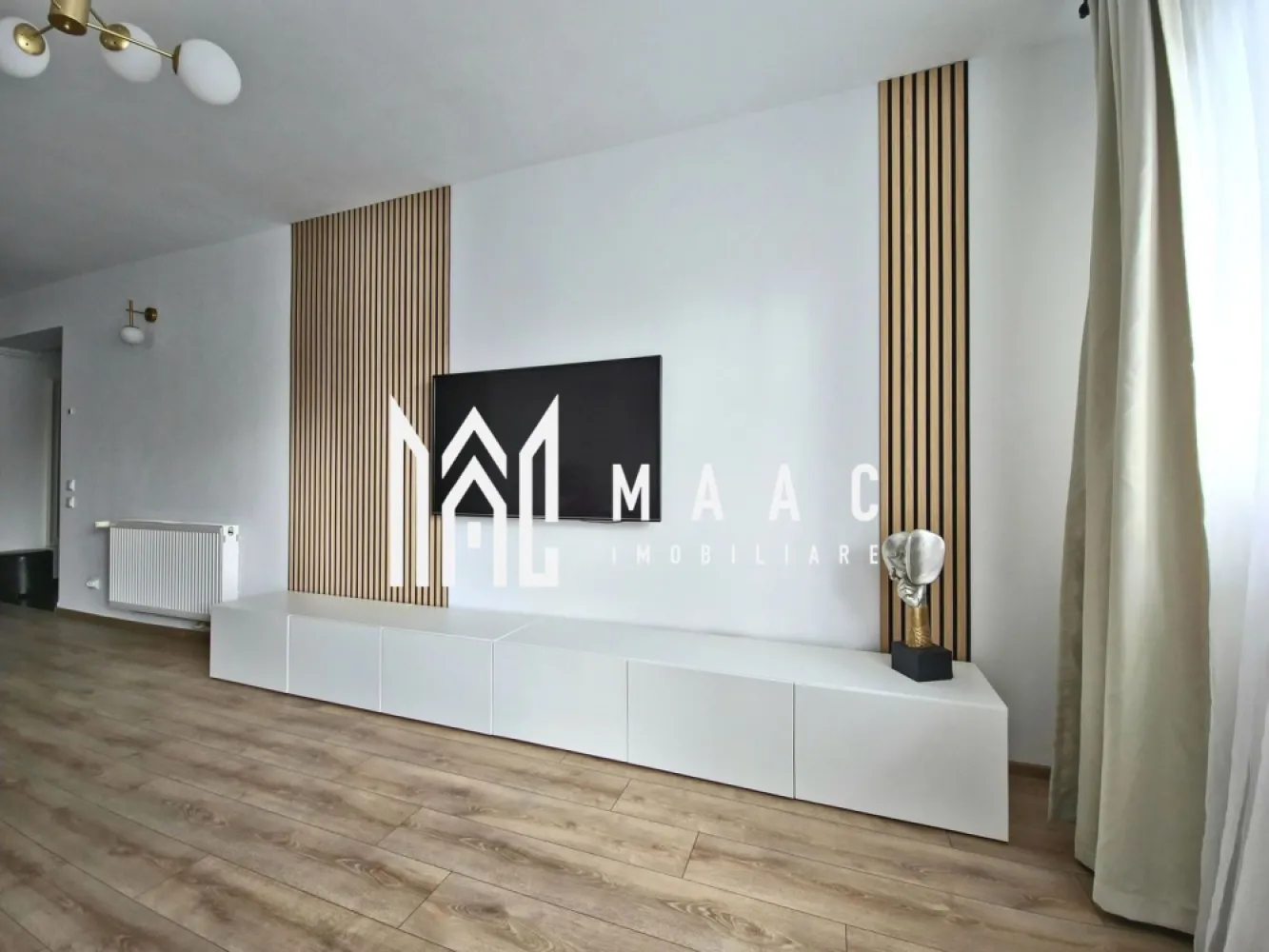 Apartament 3 camere I 93Mpu I Hipodrom III - MAAC Imobiliare va propune spre inchiriere un apartament modern cu 3 camere recent renovat,situat într-un bloc nou din cartierul Hipodrom III , la etajul 2 din 11, într-un complex rezidential.

Detalii apartament:
• Suprafață utilă: 93 m2.
• Suprafață totală: 125 m2 (include 3 terase generoase, orientate pe trei puncte cardinale).
• Compartimentare practică: 2 dormitoare, 1 living spațios, bucătărie închisă cu uși de sticlă, spațiu tehnic/depozitare adiacent bucătăriei.
• 2 băi moderne: una cu cadă, cealaltă cu duș.

Dotări și facilități:
• Complet renovat și mobilat în iunie 2025 – prima închiriere după renovare.
• 3 terase cu acces direct din fiecare cameră – lumină naturală din plin, orientare ideală spre răsărit și apus.
• Aer condiționat.
• Centrală termică proprie.
• Televizor LED cu diagonală de 140 cm.
• Mașină de spălat rufe.
• Mașină de spălat vase.
• Cuptor încorporabil. 
• Loc Parcare inclus în complex, acces cu barieră.
• Bloc dotat cu două ascensoare.
• Vecinătate liniștită, cu acces rapid la magazine, școli, mijloace de transport și zone verzi.

 Se percepe o garatie in cuantumul a 2 chirii lunare

Pentru mai multe detalii specificati telefonic ca ati vazut anuntul cu ID: CP2568388.