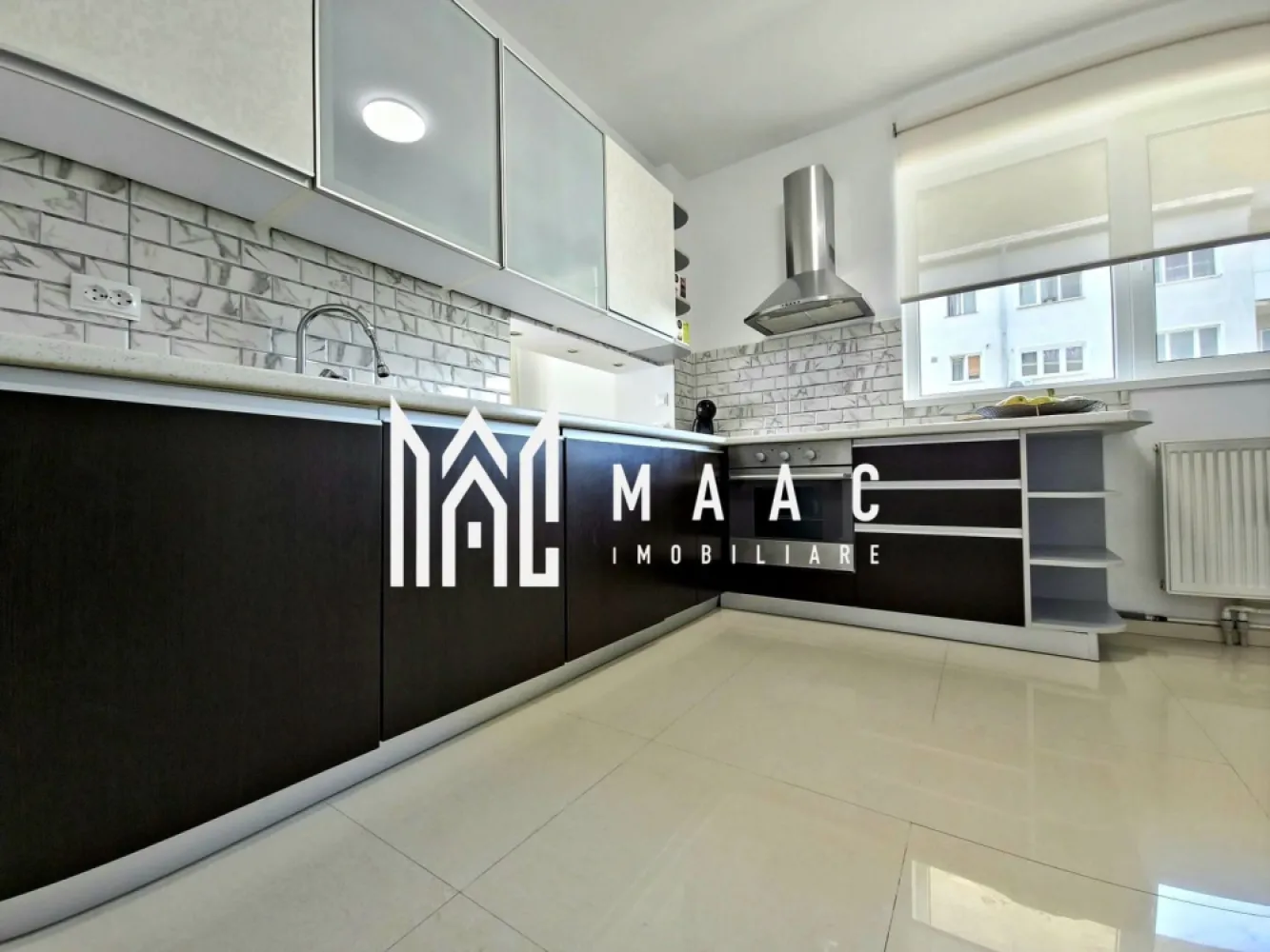Apartament 3 camere I 93Mpu I Hipodrom III - MAAC Imobiliare va propune spre inchiriere un apartament modern cu 3 camere recent renovat,situat într-un bloc nou din cartierul Hipodrom III , la etajul 2 din 11, într-un complex rezidential.

Detalii apartament:
• Suprafață utilă: 93 m2.
• Suprafață totală: 125 m2 (include 3 terase generoase, orientate pe trei puncte cardinale).
• Compartimentare practică: 2 dormitoare, 1 living spațios, bucătărie închisă cu uși de sticlă, spațiu tehnic/depozitare adiacent bucătăriei.
• 2 băi moderne: una cu cadă, cealaltă cu duș.

Dotări și facilități:
• Complet renovat și mobilat în iunie 2025 – prima închiriere după renovare.
• 3 terase cu acces direct din fiecare cameră – lumină naturală din plin, orientare ideală spre răsărit și apus.
• Aer condiționat.
• Centrală termică proprie.
• Televizor LED cu diagonală de 140 cm.
• Mașină de spălat rufe.
• Mașină de spălat vase.
• Cuptor încorporabil. 
• Loc Parcare inclus în complex, acces cu barieră.
• Bloc dotat cu două ascensoare.
• Vecinătate liniștită, cu acces rapid la magazine, școli, mijloace de transport și zone verzi.

 Se percepe o garatie in cuantumul a 2 chirii lunare

Pentru mai multe detalii specificati telefonic ca ati vazut anuntul cu ID: CP2568388.