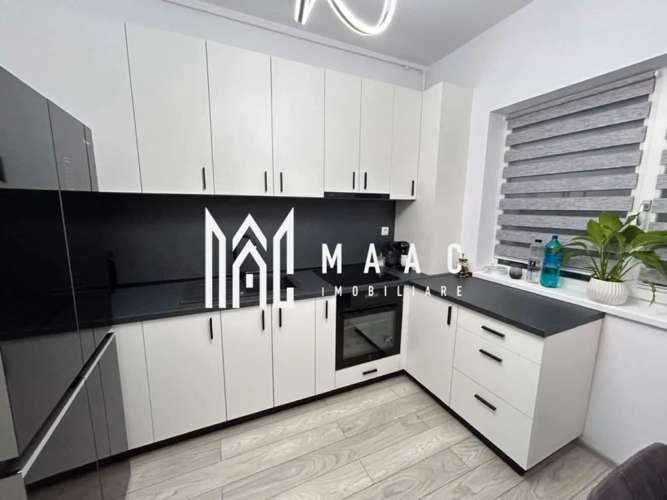 Apartament 2 camere | Casian Residence - Pictor Brana | 2 Locuri de Parcare - MAAC Imobiliare vă prezintă spre vânzare un apartament modern cu 2 camere, situat în ansamblul Casian Casian Residence, o construcție nouă, amplasată într-o zonă liniștită și în plină dezvoltare, cu acces rapid către Sibiu.

 Detalii proprietate

Apartamentul dispune de o compartimentare practică și bine gândită:

living luminos și primitor
dormitor confortabil
bucătărie separată
baie + debara pentru depozitare
balcon

În plus, beneficiază de spațiu de depozitare în pod, ideal pentru organizare eficientă.

Proprietatea se vinde complet mobilată și utilată, fiind pregătită pentru mutare imediată, fără investiții suplimentare.
Sunt incluse și 2 locuri de parcare, un avantaj important pentru confortul zilnic.

 Avantaje și zonă
Ansamblu rezidențial nou, finalizat în 2024, construit cu atenție la calitate
Zonă liniștită, ferită de agitația urbană
Acces rapid către Sibiu și principalele artere de circulație
În apropiere: supermarketuri, farmacii, restaurante și alte facilități utile
Loc de joacă pentru copii și spații verzi în cadrul ansamblului
Zonă în continuă dezvoltare, cu potențial bun de creștere a valorii în timp

Pentru mai multe detalii și vizionări, precizati telefonic ca ati vazut anuntul cu ID: CP3053851