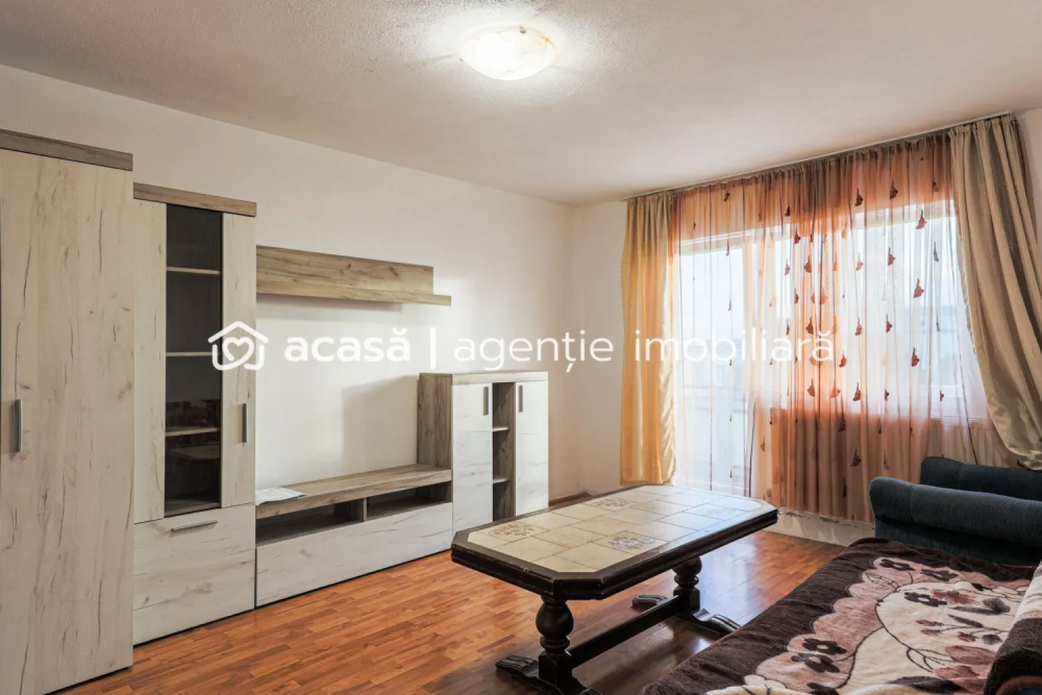 Spațiu, lumină și potențial: Apartamentul tău în Aradul Nou - Există proprietăți care te cuceresc prin compartimentarea lor generoasă, oferindu-ți libertatea de a organiza fiecare cameră exact așa cum ai visat. În inima cartierului Aradul Nou, vă propunem un apartament decomandat cu 3 camere, situat la ultimul etaj, unde liniștea și absența vecinilor de deasupra sunt principalele avantaje.

Fiind complet decomandat, apartamentul oferă intimitate fiecărui membru al familiei. Cele două băi sunt un beneficiu esențial, eliminând aglomerația matinală, iar cele două balcoane deschise invită lumina naturală în interior.

Blocul beneficiază de un acoperiș reabilitat integral în urmă cu 5 ani, oferindu-vă confortul psihic necesar în privința integrității etajului superior.

Bucătăria este completată de o zonă de depozitare extrem de utilă, un detaliu practic care ajută la menținerea ordinii în întreaga casă.

Încălzirea este asigurată prin sistemul centralizat (CET), punctul termic fiind situat chiar în curtea interioară a blocului, ceea ce asigură un randament termic optim.

Situat la etajul 4, apartamentul este o pânză albă ce așteaptă să fie personalizată. Este alegerea strategică pentru cineva care dorește să investească într-o zonă cu acces facil către punctele de interes ale orașului, dar ferită de zgomotul arterelor principale.

📍 Zona: Aradul Nou
📐 Suprafață: 97 mp construiți conform CF
🛋️ Configurație: 3 camere, 2 băi, 2 balcoane
💰 Preț: 62.000 €
🤝 Comision 0% pentru cumpărător

Pentru detalii și programarea unei vizionări:
Jasmina Uglesits - 0740814770 Consultant imobiliar - Agenția ACASĂ Arad

Nu dispui de toată suma? Te ajutăm noi gratuit! Îți obținem oferte de la 16 bănci.

Ai o proprietate de vânzare în Arad și vrei să știi cât valorează cu adevărat?
Sună-mă pentru o evaluare gratuită, fără obligații.

Birou: ACASĂ | Agenție imobiliară Arad
Bulevardul Decebal 2, Arad 310133