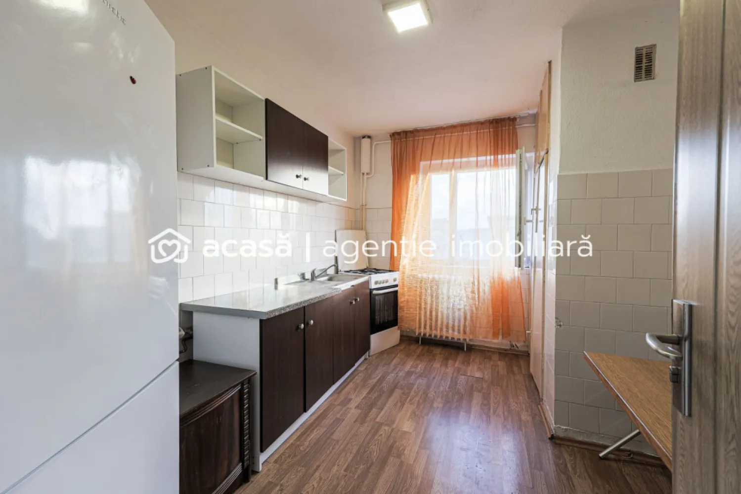 Spațiu, lumină și potențial: Apartamentul tău în Aradul Nou - Există proprietăți care te cuceresc prin compartimentarea lor generoasă, oferindu-ți libertatea de a organiza fiecare cameră exact așa cum ai visat. În inima cartierului Aradul Nou, vă propunem un apartament decomandat cu 3 camere, situat la ultimul etaj, unde liniștea și absența vecinilor de deasupra sunt principalele avantaje.

Fiind complet decomandat, apartamentul oferă intimitate fiecărui membru al familiei. Cele două băi sunt un beneficiu esențial, eliminând aglomerația matinală, iar cele două balcoane deschise invită lumina naturală în interior.

Blocul beneficiază de un acoperiș reabilitat integral în urmă cu 5 ani, oferindu-vă confortul psihic necesar în privința integrității etajului superior.

Bucătăria este completată de o zonă de depozitare extrem de utilă, un detaliu practic care ajută la menținerea ordinii în întreaga casă.

Încălzirea este asigurată prin sistemul centralizat (CET), punctul termic fiind situat chiar în curtea interioară a blocului, ceea ce asigură un randament termic optim.

Situat la etajul 4, apartamentul este o pânză albă ce așteaptă să fie personalizată. Este alegerea strategică pentru cineva care dorește să investească într-o zonă cu acces facil către punctele de interes ale orașului, dar ferită de zgomotul arterelor principale.

📍 Zona: Aradul Nou
📐 Suprafață: 97 mp construiți conform CF
🛋️ Configurație: 3 camere, 2 băi, 2 balcoane
💰 Preț: 62.000 €
🤝 Comision 0% pentru cumpărător

Pentru detalii și programarea unei vizionări:
Jasmina Uglesits - 0740814770 Consultant imobiliar - Agenția ACASĂ Arad

Nu dispui de toată suma? Te ajutăm noi gratuit! Îți obținem oferte de la 16 bănci.

Ai o proprietate de vânzare în Arad și vrei să știi cât valorează cu adevărat?
Sună-mă pentru o evaluare gratuită, fără obligații.

Birou: ACASĂ | Agenție imobiliară Arad
Bulevardul Decebal 2, Arad 310133