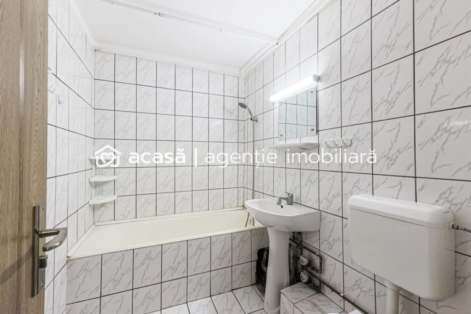 Spațiu, lumină și potențial: Apartamentul tău în Aradul Nou - Există proprietăți care te cuceresc prin compartimentarea lor generoasă, oferindu-ți libertatea de a organiza fiecare cameră exact așa cum ai visat. În inima cartierului Aradul Nou, vă propunem un apartament decomandat cu 3 camere, situat la ultimul etaj, unde liniștea și absența vecinilor de deasupra sunt principalele avantaje.

Fiind complet decomandat, apartamentul oferă intimitate fiecărui membru al familiei. Cele două băi sunt un beneficiu esențial, eliminând aglomerația matinală, iar cele două balcoane deschise invită lumina naturală în interior.

Blocul beneficiază de un acoperiș reabilitat integral în urmă cu 5 ani, oferindu-vă confortul psihic necesar în privința integrității etajului superior.

Bucătăria este completată de o zonă de depozitare extrem de utilă, un detaliu practic care ajută la menținerea ordinii în întreaga casă.

Încălzirea este asigurată prin sistemul centralizat (CET), punctul termic fiind situat chiar în curtea interioară a blocului, ceea ce asigură un randament termic optim.

Situat la etajul 4, apartamentul este o pânză albă ce așteaptă să fie personalizată. Este alegerea strategică pentru cineva care dorește să investească într-o zonă cu acces facil către punctele de interes ale orașului, dar ferită de zgomotul arterelor principale.

📍 Zona: Aradul Nou
📐 Suprafață: 97 mp construiți conform CF
🛋️ Configurație: 3 camere, 2 băi, 2 balcoane
💰 Preț: 62.000 €
🤝 Comision 0% pentru cumpărător

Pentru detalii și programarea unei vizionări:
Jasmina Uglesits - 0740814770 Consultant imobiliar - Agenția ACASĂ Arad

Nu dispui de toată suma? Te ajutăm noi gratuit! Îți obținem oferte de la 16 bănci.

Ai o proprietate de vânzare în Arad și vrei să știi cât valorează cu adevărat?
Sună-mă pentru o evaluare gratuită, fără obligații.

Birou: ACASĂ | Agenție imobiliară Arad
Bulevardul Decebal 2, Arad 310133