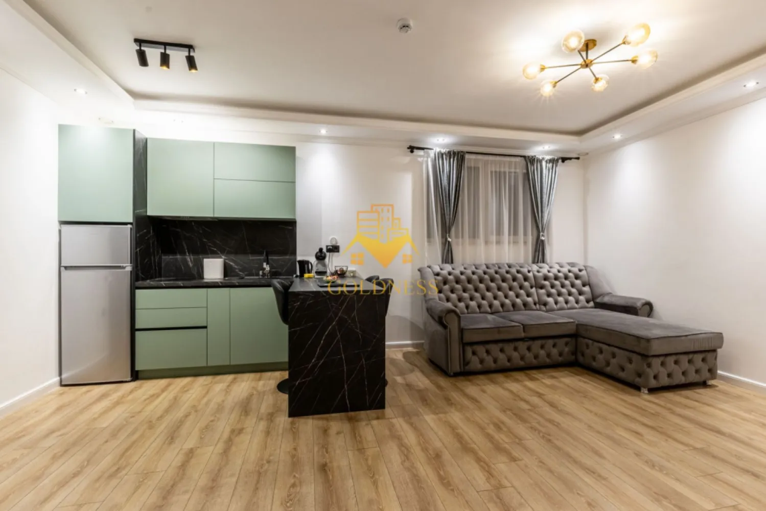 2 camere, Premium, bloc nou, parcare, Intre Lacuri, Dunarii Zona Iulis - GOLDNESS Imobiliare vă propune spre închiriere un apartament cu 2 camere complet mobilat și utilat, la parter într-un imobil de 3 etaje, în Cartierul Intre Lacuri.
Dispune de loc de parcare!
Se află în apropierea stațiilor de transport în comun, magazine, restaurante, spații verzi, farmacii, etc. 

Apartamentul este compartimentat astfel:
 - dormitor cu pat matrimonial, dressing, noptiere
 - living cu bucatarie open space complet utilată și mobilată, canapea extensibilă, loc de servit masa 
 - baie cu cabina de dus, calorifer port prosop și dulap pentru depozitare.

Imobilul este dotat cu toate cele necesare- centrală proprie, frigider, aragaz, hotă, mașină de spălat haine, etc. 

Dacă sunteți interesați de acest apartament și doriți să îl vizionați, dar și pentru alte oferte nu ezitați să ne contactați telefonic sau prin e-mail. Vă stăm la dispoziție!
Pentru intermediere se percepe un comision de 50% din prețul chiriei!