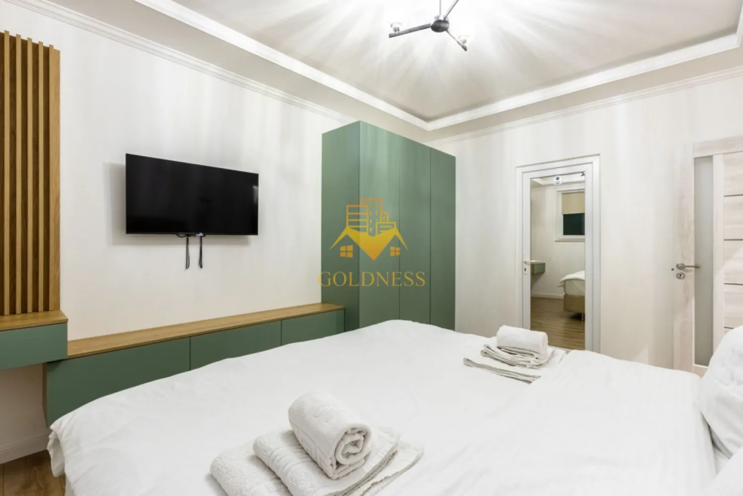 2 camere, Premium, bloc nou, parcare, Intre Lacuri, Dunarii Zona Iulis - GOLDNESS Imobiliare vă propune spre închiriere un apartament cu 2 camere complet mobilat și utilat, la parter într-un imobil de 3 etaje, în Cartierul Intre Lacuri.
Dispune de loc de parcare!
Se află în apropierea stațiilor de transport în comun, magazine, restaurante, spații verzi, farmacii, etc. 

Apartamentul este compartimentat astfel:
 - dormitor cu pat matrimonial, dressing, noptiere
 - living cu bucatarie open space complet utilată și mobilată, canapea extensibilă, loc de servit masa 
 - baie cu cabina de dus, calorifer port prosop și dulap pentru depozitare.

Imobilul este dotat cu toate cele necesare- centrală proprie, frigider, aragaz, hotă, mașină de spălat haine, etc. 

Dacă sunteți interesați de acest apartament și doriți să îl vizionați, dar și pentru alte oferte nu ezitați să ne contactați telefonic sau prin e-mail. Vă stăm la dispoziție!
Pentru intermediere se percepe un comision de 50% din prețul chiriei!