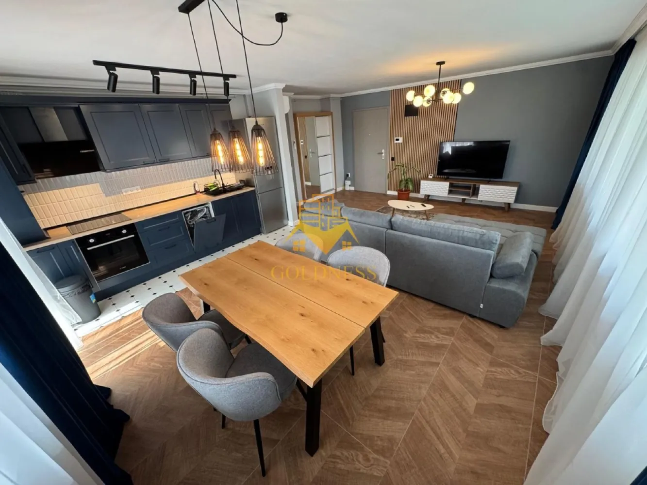 2 camere, Premium, bloc nou, Soporului Zona Baza Sportiva, Iulius Mall - GOLDNESS Imobiliare vă propune spre închiriere un apartament cu 2 camere complet mobilat și utilat, la etajul 2 într-un imobil de 8 etaje, în Cartierul Gheorgheni.
Dispune de parcare subterana inclusa in pret!
Se află în apropierea stațiilor de transport în comun, magazine, restaurante, spații verzi, farmacii, etc. 

Apartamentul este compartimentat astfel:
 - dormitor cu pat matrimonial, dressing, noptiere
 - living cu bucatarie open space complet utilată și mobilată, canapea extensibilă, loc de servit masa 
 - baie cu cabina de dus, calorifer port prosop și dulap pentru depozitare.
 - terasa de 20 mp.

Imobilul este dotat cu toate cele necesare- centrală proprie, frigider, aragaz, hotă, mașină de spălat haine, etc. 

Dacă sunteți interesați de acest apartament și doriți să îl vizionați, dar și pentru alte oferte nu ezitați să ne contactați telefonic sau prin e-mail. Vă stăm la dispoziție!
Pentru intermediere se percepe un comision de 50% din prețul chiriei!
