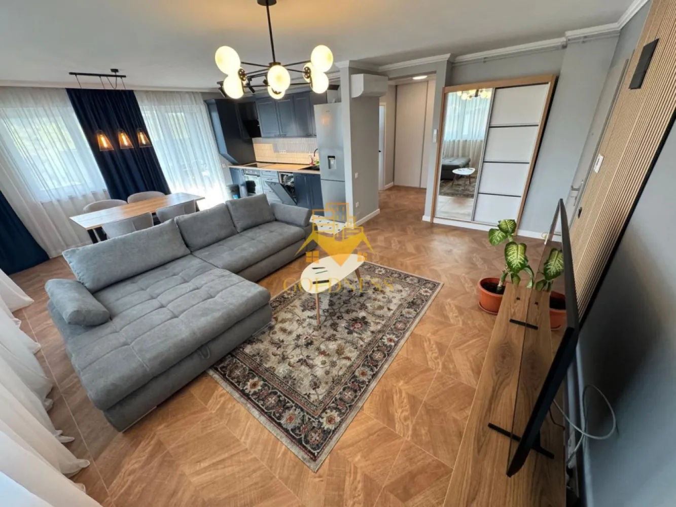 2 camere, Premium, bloc nou, Soporului Zona Baza Sportiva, Iulius Mall - GOLDNESS Imobiliare vă propune spre închiriere un apartament cu 2 camere complet mobilat și utilat, la etajul 2 într-un imobil de 8 etaje, în Cartierul Gheorgheni.
Dispune de parcare subterana inclusa in pret!
Se află în apropierea stațiilor de transport în comun, magazine, restaurante, spații verzi, farmacii, etc. 

Apartamentul este compartimentat astfel:
 - dormitor cu pat matrimonial, dressing, noptiere
 - living cu bucatarie open space complet utilată și mobilată, canapea extensibilă, loc de servit masa 
 - baie cu cabina de dus, calorifer port prosop și dulap pentru depozitare.
 - terasa de 20 mp.

Imobilul este dotat cu toate cele necesare- centrală proprie, frigider, aragaz, hotă, mașină de spălat haine, etc. 

Dacă sunteți interesați de acest apartament și doriți să îl vizionați, dar și pentru alte oferte nu ezitați să ne contactați telefonic sau prin e-mail. Vă stăm la dispoziție!
Pentru intermediere se percepe un comision de 50% din prețul chiriei!