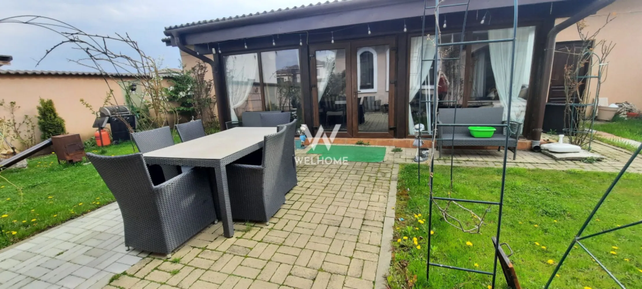 Casa stil mediteranean, teren generos - Sibiu, Selimbar - Casa individuala, stil mediteranean!

Localizata la intrare Selimbar, Sibiu - zona degajata de case, strazi asfaltate, iluminate 
Teren 600 mp, cu deschidere la strada 16 m
Casa este derulata pe parter si etaj, 180 mp utili( inclusiv anexa din spate) + pod 
La Parter - hol cu spatiu garderoba, living, baie, dormitor, dressing, bucatarie + antreu cu acces curte spate
La Etaj - 2 dormitoare si baie
Pod folosit pentru depozitare
Curte amenajata cu pavaj si zone verzi, filigorie, loc pentru gratar
O constructie este realizata in spatele curtii (33 mp) - salon cu bucatarie si toaleta, dispune de un semineu cu lemne. Salon evenimente, camera hobby, relaxare - practic de folosit in orice sezon. De o patre si de alta sunt 2 magazii depozitare (cca 6 mp fiecare)
Dotari - centrală termica, geamuri termopan, izolatie exterioara, aer conditionat, parchet, scari si usi lemn masiv, sistem supraveghere video, poarta automatizata
Casa se vinde mobilata si utilata, conform imagini - exceptie obiecte personale
Daca se pliaza pe nevoile tale contacteaza-ma si iti ofer mai multe detalii.

PRET VANZARE: 500.000 Euro