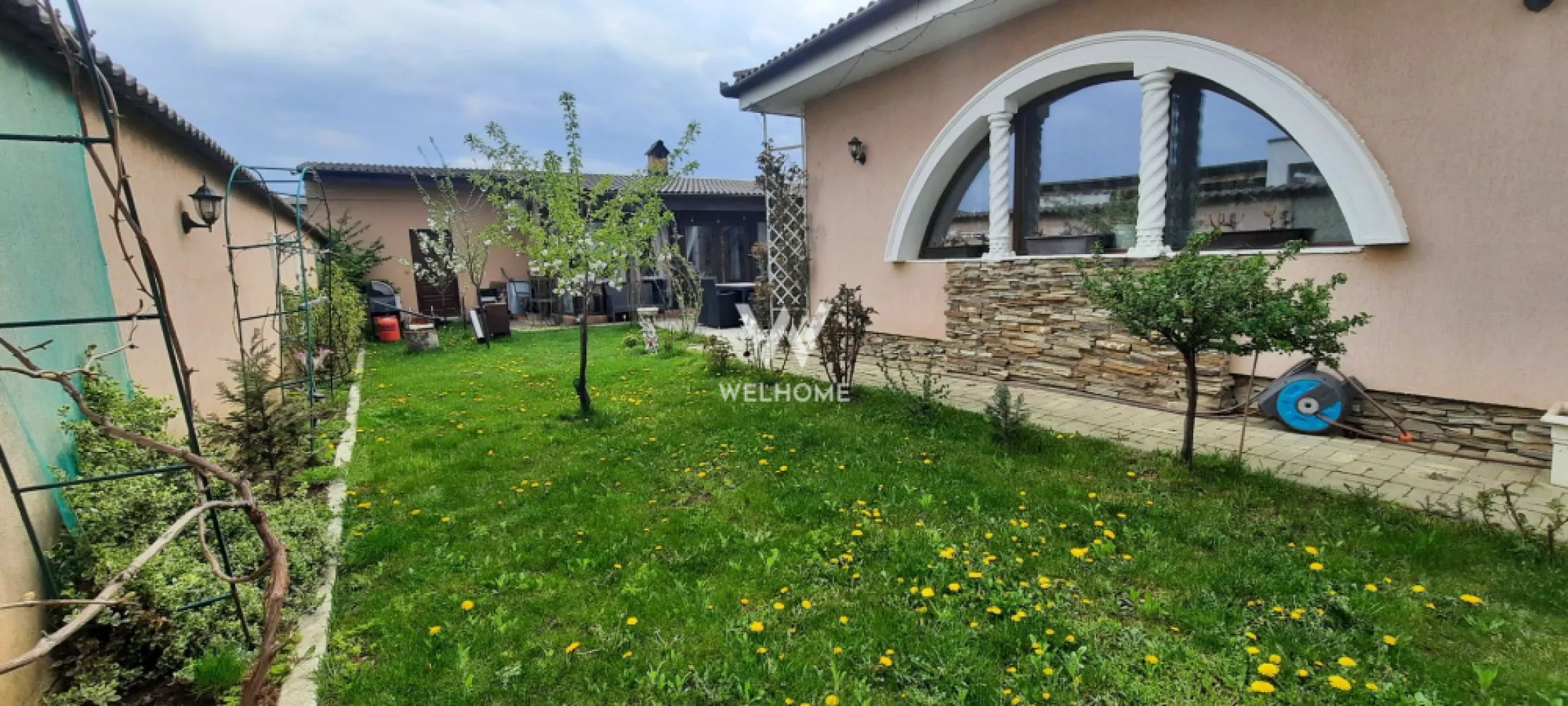 Casa stil mediteranean, teren generos - Sibiu, Selimbar - Casa individuala, stil mediteranean!

Localizata la intrare Selimbar, Sibiu - zona degajata de case, strazi asfaltate, iluminate 
Teren 600 mp, cu deschidere la strada 16 m
Casa este derulata pe parter si etaj, 180 mp utili( inclusiv anexa din spate) + pod 
La Parter - hol cu spatiu garderoba, living, baie, dormitor, dressing, bucatarie + antreu cu acces curte spate
La Etaj - 2 dormitoare si baie
Pod folosit pentru depozitare
Curte amenajata cu pavaj si zone verzi, filigorie, loc pentru gratar
O constructie este realizata in spatele curtii (33 mp) - salon cu bucatarie si toaleta, dispune de un semineu cu lemne. Salon evenimente, camera hobby, relaxare - practic de folosit in orice sezon. De o patre si de alta sunt 2 magazii depozitare (cca 6 mp fiecare)
Dotari - centrală termica, geamuri termopan, izolatie exterioara, aer conditionat, parchet, scari si usi lemn masiv, sistem supraveghere video, poarta automatizata
Casa se vinde mobilata si utilata, conform imagini - exceptie obiecte personale
Daca se pliaza pe nevoile tale contacteaza-ma si iti ofer mai multe detalii.

PRET VANZARE: 500.000 Euro