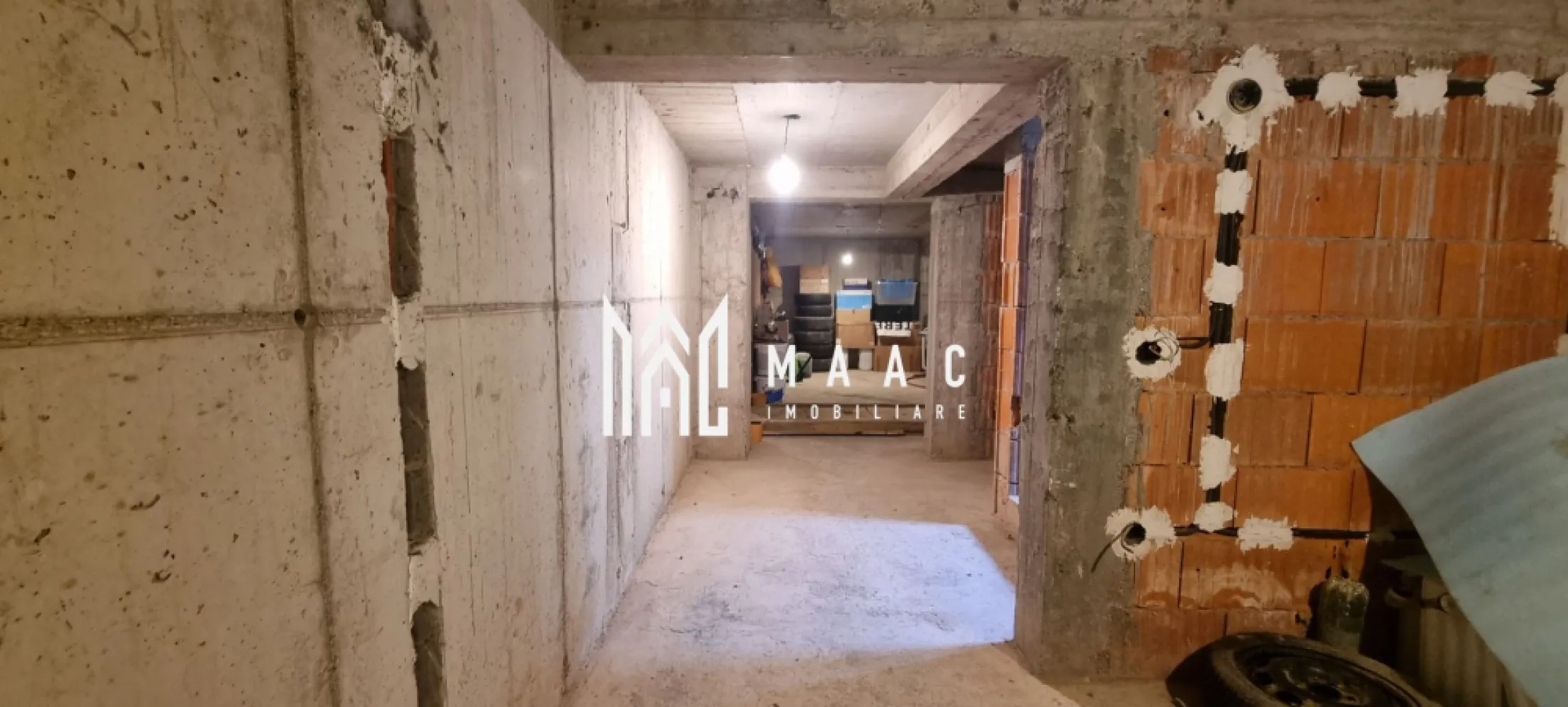 Casă individuală I 5 Camere I 1200mp I Garaj I C. Cisnădiei - MAAC Imobiliare vă prezintă o oportunitate unică pe piața imobiliară din Sibiu: o proprietate excepțională, situată pe Calea Cisnădiei, cu două fronturi stradale și o suprafață generoasă. Caracteristici proprietate: - Suprafață teren: 1.200 mp, delimitat cu precizie, având două porți de acces. - Garaj spațios: 72 mp, suficient pentru 4 mașini, cu spațiu complet independent. - Zone exterioare: Terasă, curte, grădină cu livadă pentru momente de relaxare. Caracteristici construcție: - Amprentă la sol: 110 mp. - Suprafață utilă: 175 mp + 80 mp subsol. - Suprafață construită desfășurată: 320 mp. Configurație: - Subsol: 4 compartimente utilate cu canalizare, instalații sanitare și electrice. - Parter: Living generos, bucătărie modernă, baie, hol și casă a scării. - Etaj: 3 dormitoare spațioase, terasă și baie. - Pod: Spațiu cu posibilitate de amenajare pentru locuit sau depozitare. Dezvoltarea proprietății a fost sistată, însă include: - Instalație electrică finalizată. - Canalizare și instalație sanitară implementate. - Parcelă împrejmuită cu gard structură beton și porți din fier forjat plin. - Curte amenajată, betontă. - Grădină cu gazon și pomi fructiferi. O oportunitate unică pe piața imobiliară din Sibiu! Această proprietate rară îmbină eleganța spațiului generos și potențialul personalizării. Profitați acum! Contactați MAAC Imobiliare pentru detalii sau pentru a programa o vizionare, specificând ID CP2434447. }}