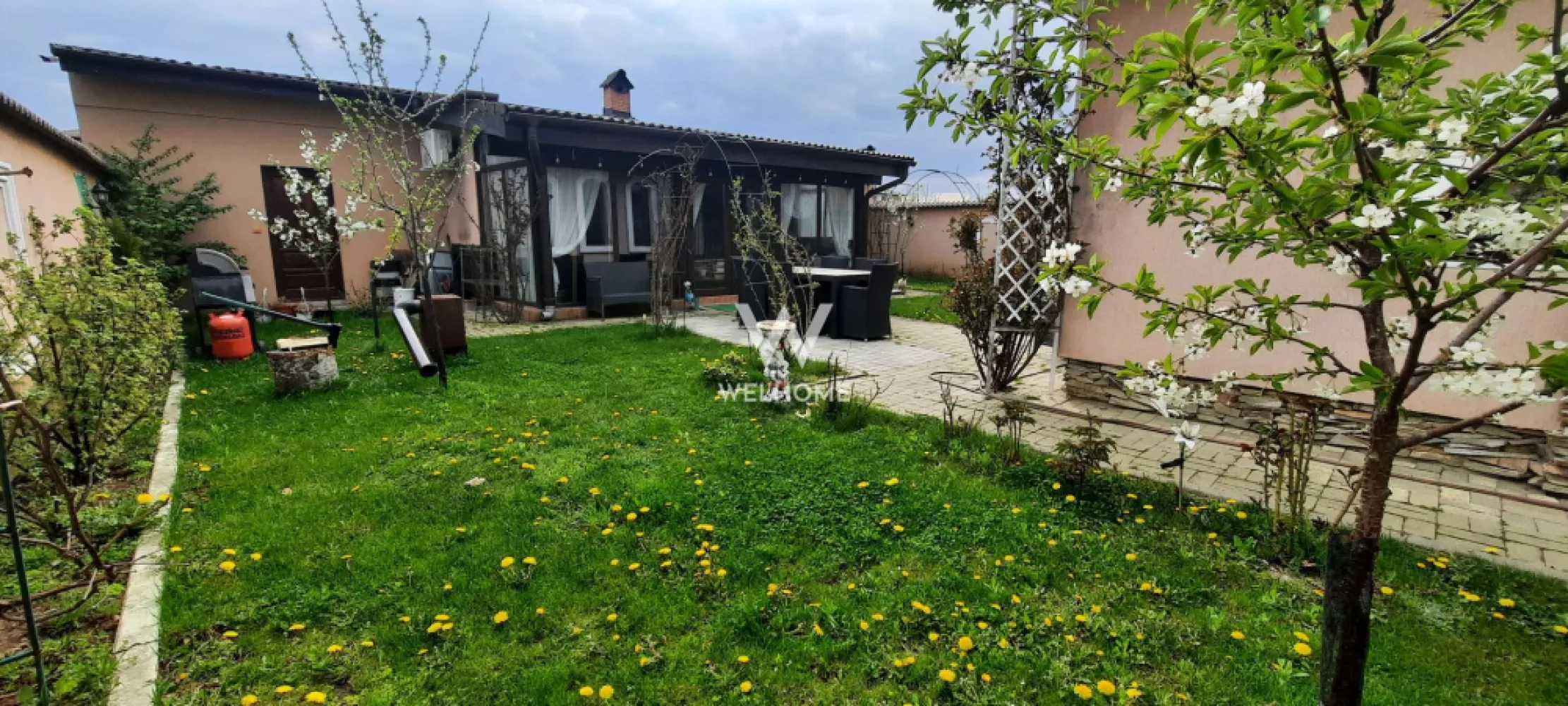 Casa stil mediteranean, teren generos - Sibiu, Selimbar - Casa individuala, stil mediteranean!

Localizata la intrare Selimbar, Sibiu - zona degajata de case, strazi asfaltate, iluminate 
Teren 600 mp, cu deschidere la strada 16 m
Casa este derulata pe parter si etaj, 180 mp utili( inclusiv anexa din spate) + pod 
La Parter - hol cu spatiu garderoba, living, baie, dormitor, dressing, bucatarie + antreu cu acces curte spate
La Etaj - 2 dormitoare si baie
Pod folosit pentru depozitare
Curte amenajata cu pavaj si zone verzi, filigorie, loc pentru gratar
O constructie este realizata in spatele curtii (33 mp) - salon cu bucatarie si toaleta, dispune de un semineu cu lemne. Salon evenimente, camera hobby, relaxare - practic de folosit in orice sezon. De o patre si de alta sunt 2 magazii depozitare (cca 6 mp fiecare)
Dotari - centrală termica, geamuri termopan, izolatie exterioara, aer conditionat, parchet, scari si usi lemn masiv, sistem supraveghere video, poarta automatizata
Casa se vinde mobilata si utilata, conform imagini - exceptie obiecte personale
Daca se pliaza pe nevoile tale contacteaza-ma si iti ofer mai multe detalii.

PRET VANZARE: 500.000 Euro