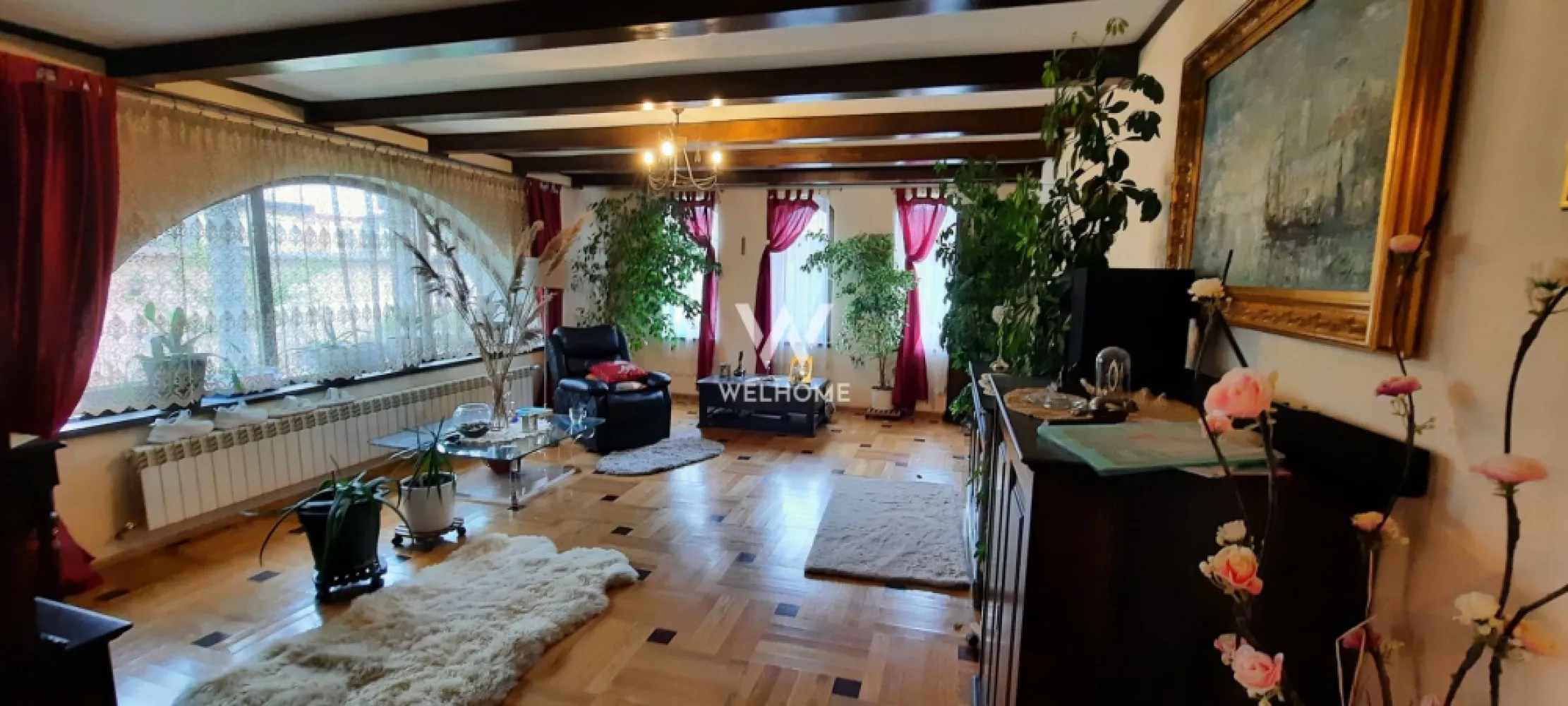 Casa stil mediteranean, teren generos - Sibiu, Selimbar - Casa individuala, stil mediteranean!

Localizata la intrare Selimbar, Sibiu - zona degajata de case, strazi asfaltate, iluminate 
Teren 600 mp, cu deschidere la strada 16 m
Casa este derulata pe parter si etaj, 180 mp utili( inclusiv anexa din spate) + pod 
La Parter - hol cu spatiu garderoba, living, baie, dormitor, dressing, bucatarie + antreu cu acces curte spate
La Etaj - 2 dormitoare si baie
Pod folosit pentru depozitare
Curte amenajata cu pavaj si zone verzi, filigorie, loc pentru gratar
O constructie este realizata in spatele curtii (33 mp) - salon cu bucatarie si toaleta, dispune de un semineu cu lemne. Salon evenimente, camera hobby, relaxare - practic de folosit in orice sezon. De o patre si de alta sunt 2 magazii depozitare (cca 6 mp fiecare)
Dotari - centrală termica, geamuri termopan, izolatie exterioara, aer conditionat, parchet, scari si usi lemn masiv, sistem supraveghere video, poarta automatizata
Casa se vinde mobilata si utilata, conform imagini - exceptie obiecte personale
Daca se pliaza pe nevoile tale contacteaza-ma si iti ofer mai multe detalii.

PRET VANZARE: 500.000 Euro