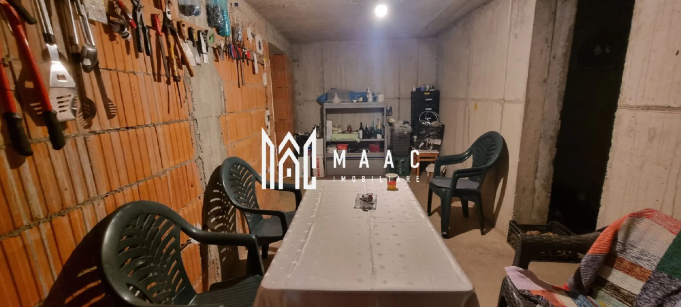 Casă individuală I 5 Camere I 1200mp I Garaj I C. Cisnădiei - MAAC Imobiliare vă prezintă o oportunitate unică pe piața imobiliară din Sibiu: o proprietate excepțională, situată pe Calea Cisnădiei, cu două fronturi stradale și o suprafață generoasă. Caracteristici proprietate: - Suprafață teren: 1.200 mp, delimitat cu precizie, având două porți de acces. - Garaj spațios: 72 mp, suficient pentru 4 mașini, cu spațiu complet independent. - Zone exterioare: Terasă, curte, grădină cu livadă pentru momente de relaxare. Caracteristici construcție: - Amprentă la sol: 110 mp. - Suprafață utilă: 175 mp + 80 mp subsol. - Suprafață construită desfășurată: 320 mp. Configurație: - Subsol: 4 compartimente utilate cu canalizare, instalații sanitare și electrice. - Parter: Living generos, bucătărie modernă, baie, hol și casă a scării. - Etaj: 3 dormitoare spațioase, terasă și baie. - Pod: Spațiu cu posibilitate de amenajare pentru locuit sau depozitare. Dezvoltarea proprietății a fost sistată, însă include: - Instalație electrică finalizată. - Canalizare și instalație sanitară implementate. - Parcelă împrejmuită cu gard structură beton și porți din fier forjat plin. - Curte amenajată, betontă. - Grădină cu gazon și pomi fructiferi. O oportunitate unică pe piața imobiliară din Sibiu! Această proprietate rară îmbină eleganța spațiului generos și potențialul personalizării. Profitați acum! Contactați MAAC Imobiliare pentru detalii sau pentru a programa o vizionare, specificând ID CP2434447. }}