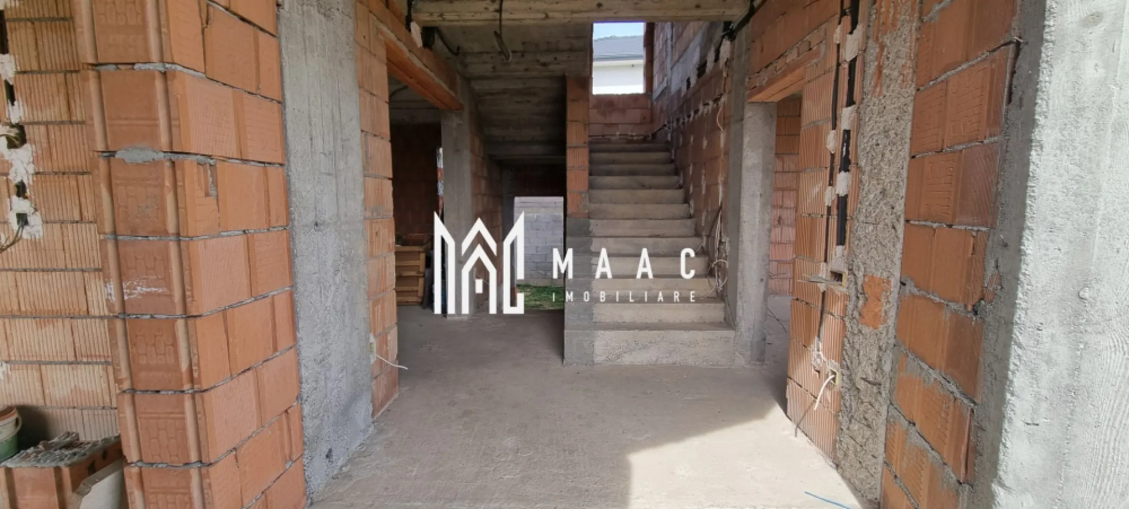 Casă individuală I 5 Camere I 1200mp I Garaj I C. Cisnădiei - MAAC Imobiliare vă prezintă o oportunitate unică pe piața imobiliară din Sibiu: o proprietate excepțională, situată pe Calea Cisnădiei, cu două fronturi stradale și o suprafață generoasă. Caracteristici proprietate: - Suprafață teren: 1.200 mp, delimitat cu precizie, având două porți de acces. - Garaj spațios: 72 mp, suficient pentru 4 mașini, cu spațiu complet independent. - Zone exterioare: Terasă, curte, grădină cu livadă pentru momente de relaxare. Caracteristici construcție: - Amprentă la sol: 110 mp. - Suprafață utilă: 175 mp + 80 mp subsol. - Suprafață construită desfășurată: 320 mp. Configurație: - Subsol: 4 compartimente utilate cu canalizare, instalații sanitare și electrice. - Parter: Living generos, bucătărie modernă, baie, hol și casă a scării. - Etaj: 3 dormitoare spațioase, terasă și baie. - Pod: Spațiu cu posibilitate de amenajare pentru locuit sau depozitare. Dezvoltarea proprietății a fost sistată, însă include: - Instalație electrică finalizată. - Canalizare și instalație sanitară implementate. - Parcelă împrejmuită cu gard structură beton și porți din fier forjat plin. - Curte amenajată, betontă. - Grădină cu gazon și pomi fructiferi. O oportunitate unică pe piața imobiliară din Sibiu! Această proprietate rară îmbină eleganța spațiului generos și potențialul personalizării. Profitați acum! Contactați MAAC Imobiliare pentru detalii sau pentru a programa o vizionare, specificând ID CP2434447. }}