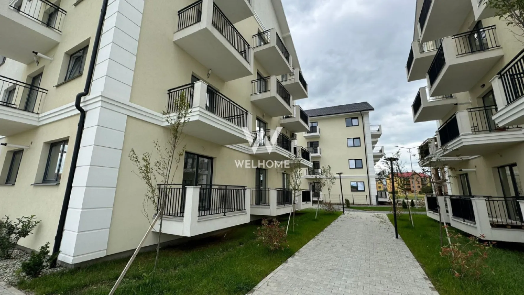 Apartament o camera cu bucatarie separata - Selimbar/Sibiu - Apartament zona Pictor Brana, la cateva minute de Shopping City Sibiu

- Suprafata utila: 41 mp + balcon de 3.4 mp
- Compartimentare: hol, camera de zi, bucatarie separata, baie si balcon.
- Imobil dotat cu lift, regim de inaltime P+3Etaje si Pod
- Interior semifinisat: pereti tencuiti, glutuiti, sapa pe pardosea, usa intrare metalica, geamuri termopan 3 foi de sticla, 3 garnituri, centrala termica in condensare cu incalzire in pardosea, instalatii electrice pana la faza de doza, balcon placat cu gresie si balustrade fier forjat.
- Exterior bloc - izolatie de 10 si decorativa, alei pavate, iluminat, camere supraveghere, spatii verzi si loc de joaca pentru copii
- 1 loc de parcare inclus in pret.
- Zona in dezvoltare, placut amenajata, accesibila din sensuri variate - Stefan cel Mare, Octavian Goga sau Nicolae Brana. 

PRET: 79.000 euro 
Suna pentru detalii si vizita: 0747.639.802
