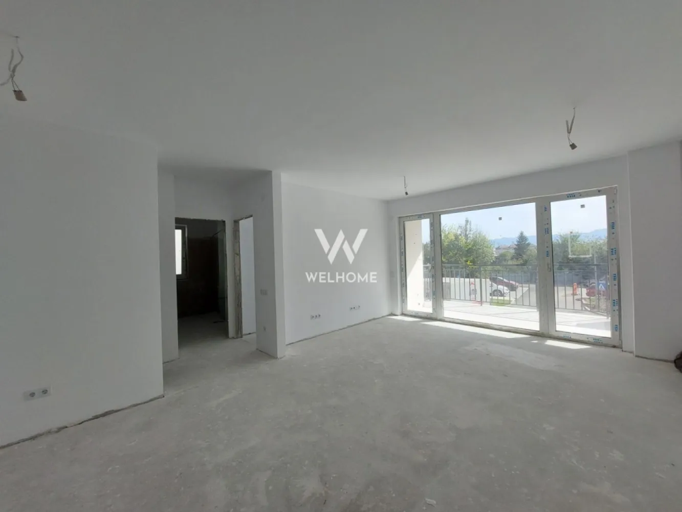 Apartament 2 camere - Turnisor, Sibiu - Apartament Premium potrivit oricarei generatii, 2 camere, calitate si confort - Turnisor, Sibiu
Ansamblu residential privat, compus din 7 blocuri a cate 35 apartamente. 
Distanta relativ scurta pana la Aeroport, Metro, Autostrada, statii de autobus, farmacii, scoli si gradinite.

Situat la etaj 2 intermediar, imobil cu lift
Suprafata: 47.5 mp utili + balcon de 10 mp. 

Avantaje de a fi Proprietar al acestui apartament:
 - dotari UltraSmart, suprafete vitrate ample, centrala in condensatie, incalzire in pardoseala cu sistem inteligent de control, termostate pe fiecare camera, prize si intrerupatoare, usa metalica la intrare, geamuri termopan 3 foi de sticla cu jaluzele electrice si plase pentru insecte, pereți finisați cu vopsea albă
- bloc cu parcari subterane cat si supraterane si boxa depozitare, lift de ultima generatie
- spatii verzi, zone de agrement, zona sport, parcari vizitatori, buncar, videointerfon, zona BBQ, loc de joaca pentru copii, 
- spatiile comune, casa scarii cat si balcoanele vor fi predate la cheie.

Predare in vara 2026

Locuinte perfecte - For Better Living!
Locul de parcare nu este inclus in pret!

Pret vanzare: 103.900 Euro + tva 
Tel: 0752088381- Roxana