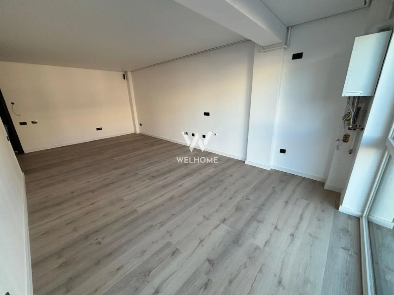 Apartament PREMIUM 3 camere cu GARAJ - zona Centrala - Apartament SMART cu 2 dormitoare și 2 băi, dotat cu materiale de ultimă generație. 
Această locuință elegantă se bucură de:

-Suprafață utilă: 66 mp + balcon de 9 mp
-Garaj și boxă de depozitare incluse în preț.
-Lift de ultimă generație și dotări UltraSmart.

Avantajele de a fi proprietar în acest ansamblu:
- Locuința poate fi reconfigurată interior, adaptându-se nevoilor tale
- Situat în inima orașului, acest imobil beneficiază de o locație excelentă, aproape de transportul public, atractiile locale, centrul orasului etc
- Centrală în condensare și încălzire în pardoseală cu sistem inteligent de control
- Termostate wireless, detector de gaz și jaluzele acționate electric
- Parcare subterană cu boxe depozitare, acces direct din subsol
- Spații verzi, zone de agrement, parcări pentru vizitatori
- Acces facil pentru persoanele cu dizabilități și ascensor pentru 8 persoane
- Videointerfon și supraveghere video pentru siguranța ta

- Locuinta se preda finisata LA CHEIE.

Preț: 205.000 Euro Tva Inclus - GARAJ si BOXA de depozitare incluse
Programeaza o vizionare: 0747.639.802