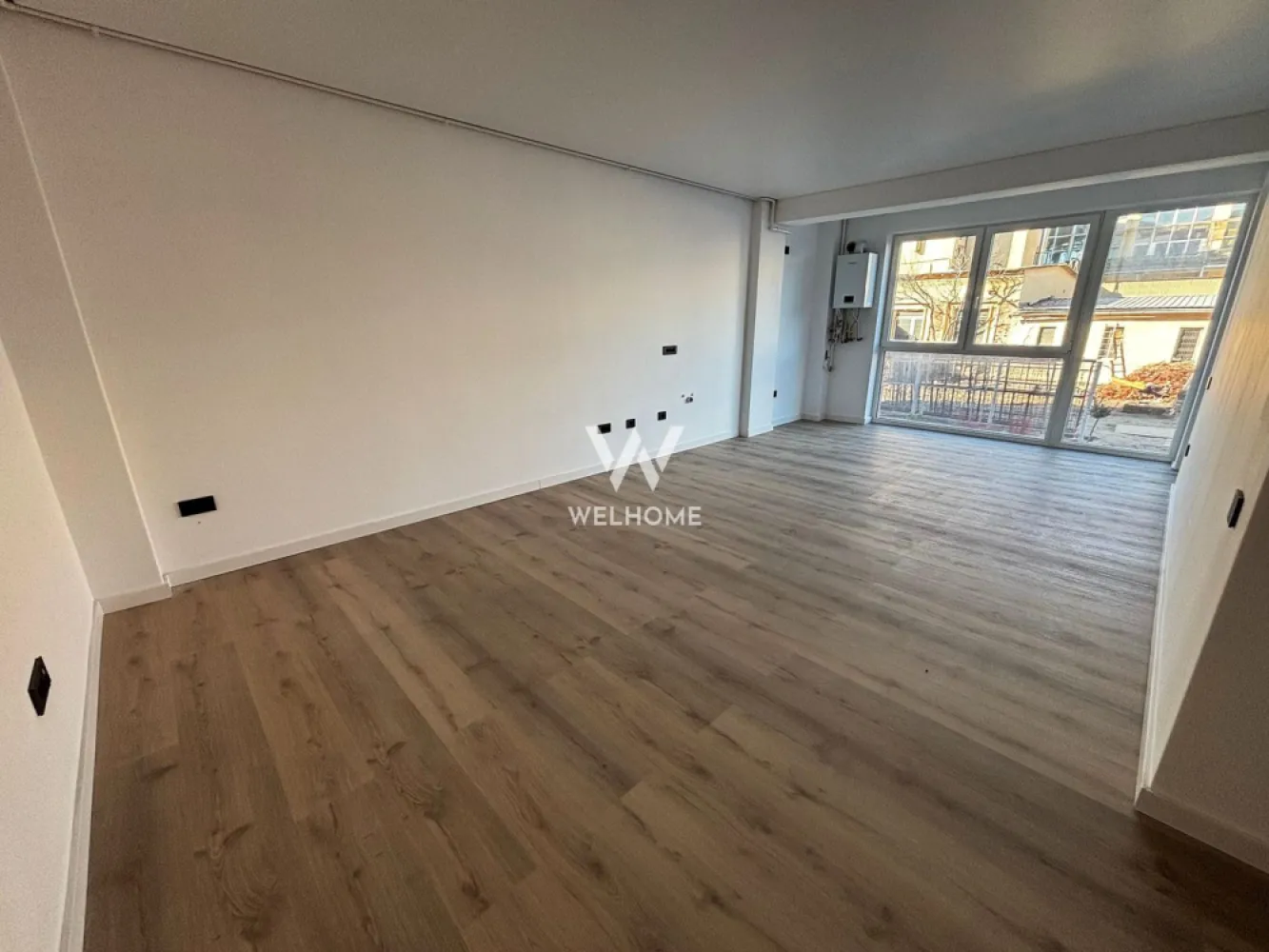 Apartament PREMIUM 3 camere cu GARAJ - zona Centrala - Apartament SMART cu 2 dormitoare și 2 băi, dotat cu materiale de ultimă generație. 
Această locuință elegantă se bucură de:

-Suprafață utilă: 66 mp + balcon de 9 mp
-Garaj și boxă de depozitare incluse în preț.
-Lift de ultimă generație și dotări UltraSmart.

Avantajele de a fi proprietar în acest ansamblu:
- Locuința poate fi reconfigurată interior, adaptându-se nevoilor tale
- Situat în inima orașului, acest imobil beneficiază de o locație excelentă, aproape de transportul public, atractiile locale, centrul orasului etc
- Centrală în condensare și încălzire în pardoseală cu sistem inteligent de control
- Termostate wireless, detector de gaz și jaluzele acționate electric
- Parcare subterană cu boxe depozitare, acces direct din subsol
- Spații verzi, zone de agrement, parcări pentru vizitatori
- Acces facil pentru persoanele cu dizabilități și ascensor pentru 8 persoane
- Videointerfon și supraveghere video pentru siguranța ta

- Locuinta se preda finisata LA CHEIE.

Preț: 205.000 Euro Tva Inclus - GARAJ si BOXA de depozitare incluse
Programeaza o vizionare: 0747.639.802