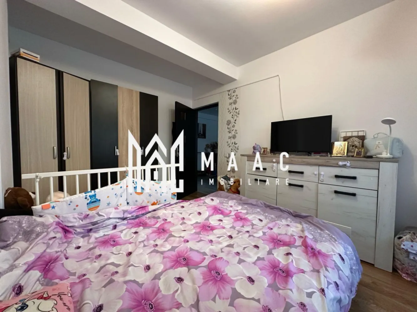 BLACK FRIDAY Apartament 2 camere I Parcare I Balcon I Stanca - 🔥 BLACK FRIDAY - Profită de cea mai bună perioadă din an pentru a deveni proprietar! Reducere de 1.500 euro - Pret vechi - 92.000 euro Pret promotional - 90.500  euro MAAC Imobiliare ofera spre vanzare apartament cu 2 camere, complet mobilat si utilat, in zona Hipodrom (Doamna Stanca). Locuinta se afla la parterul inalt al unui imobil izolat, cu regim de inaltime P+8 si este alcatuita din living cu bucatarie open-space, dormitor, baie si balcon inchis, cu acces din ambele incaperi. De asemenea imobilul beneficiaza de lift. Aferent - loc de parcare suprateran. Acesta se afla in fata geamului de la bucatarie, ceea ce ofera un confort sporit in ceea ce priveste manipulatul de obiecte/ cumparaturi. Imobilul dispune de sistem de supraveghere video. Datorita orientarii sudice, locuinta este calduroasa, primitoare. Amplasamentul imobilului este unul avantajos, aflandu-se la cateva minute de Lidl/ Kaufland, acces facil de scoli, gradinite, farmacii, banci si la spatii verzi. Pentru mai multe detalii precizati telefonic ca ati vazut anuntul cu ID: CP2432046 }}