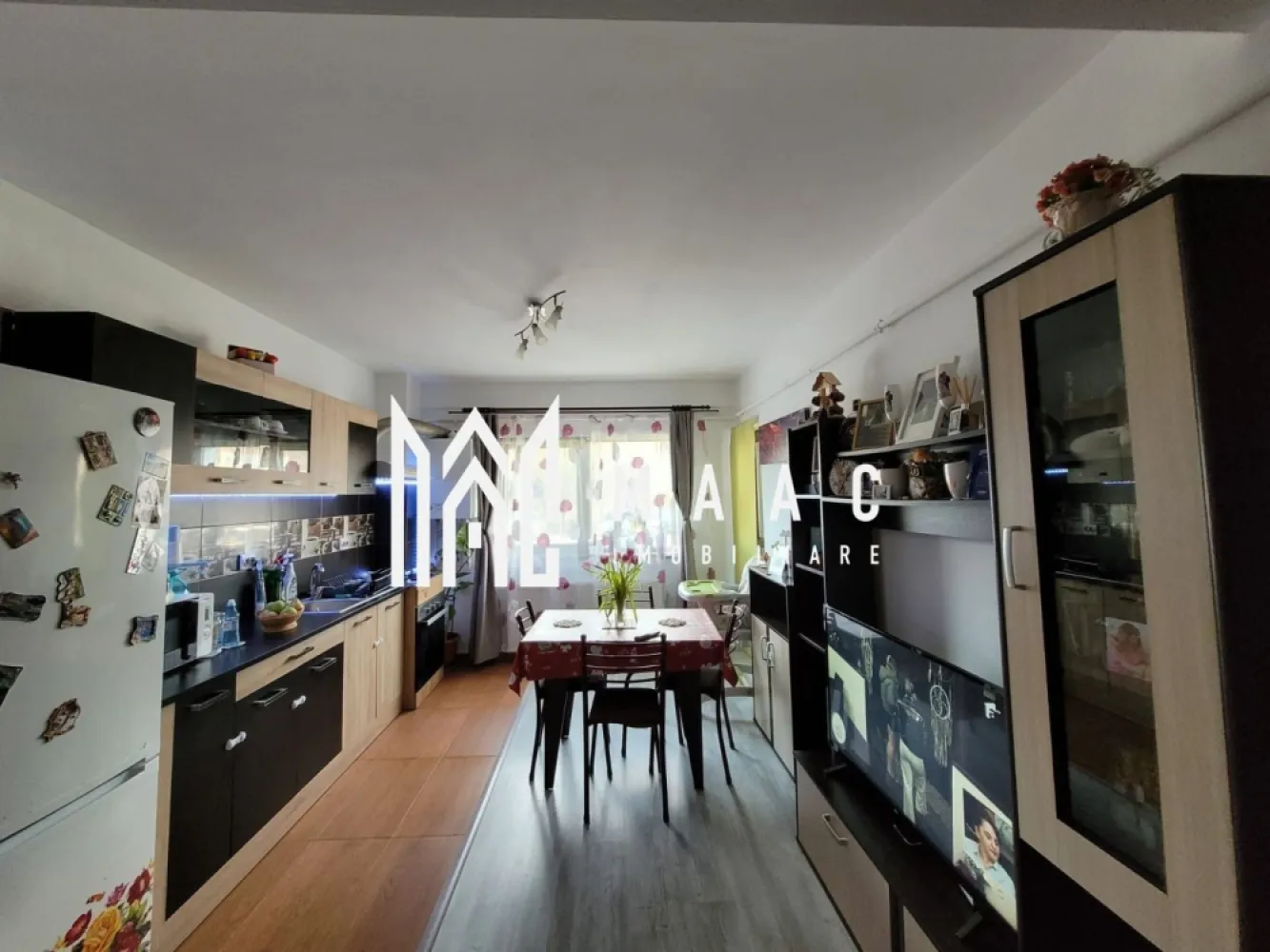 BLACK FRIDAY Apartament 2 camere I Parcare I Balcon I Stanca - 🔥 BLACK FRIDAY - Profită de cea mai bună perioadă din an pentru a deveni proprietar! Reducere de 1.500 euro - Pret vechi - 92.000 euro Pret promotional - 90.500  euro MAAC Imobiliare ofera spre vanzare apartament cu 2 camere, complet mobilat si utilat, in zona Hipodrom (Doamna Stanca). Locuinta se afla la parterul inalt al unui imobil izolat, cu regim de inaltime P+8 si este alcatuita din living cu bucatarie open-space, dormitor, baie si balcon inchis, cu acces din ambele incaperi. De asemenea imobilul beneficiaza de lift. Aferent - loc de parcare suprateran. Acesta se afla in fata geamului de la bucatarie, ceea ce ofera un confort sporit in ceea ce priveste manipulatul de obiecte/ cumparaturi. Imobilul dispune de sistem de supraveghere video. Datorita orientarii sudice, locuinta este calduroasa, primitoare. Amplasamentul imobilului este unul avantajos, aflandu-se la cateva minute de Lidl/ Kaufland, acces facil de scoli, gradinite, farmacii, banci si la spatii verzi. Pentru mai multe detalii precizati telefonic ca ati vazut anuntul cu ID: CP2432046 }}