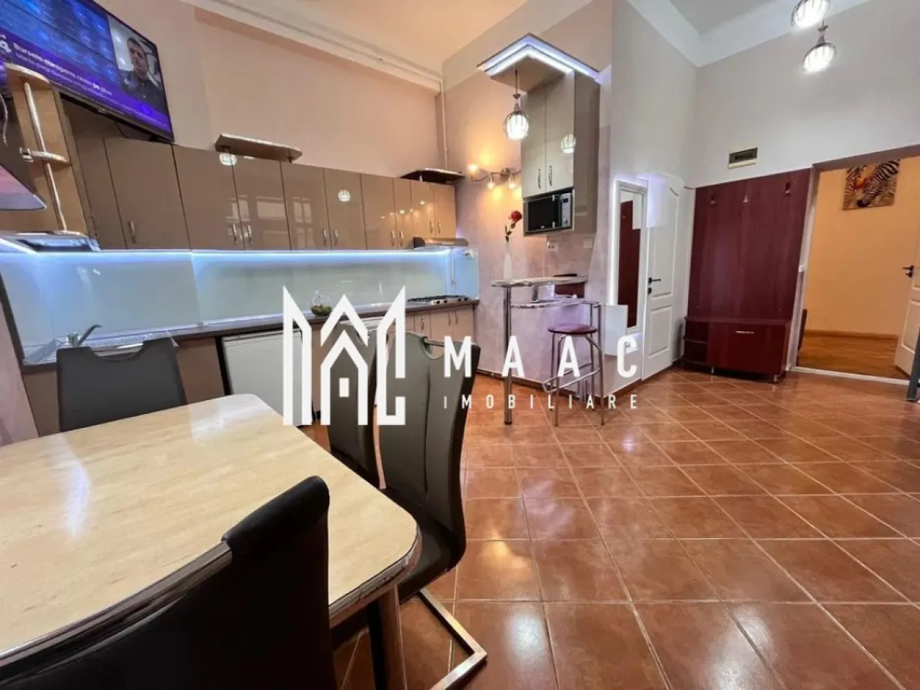 Apartament la casa I Decomandat I 70mp I Zona Centrala - MAAC Imobiliare va prezinta un apartament cu 3 camere, renovat in 2024, decomandat, in zona Centrala a Sibiului. Compartimentare: Living cu bucatarie open space, 2 dormitoare, 2 bai ( una cu vana ), dressing/ debara, terasa si pivnita. Loc de parcare in interiorul curtii pt o masina Ideal pentru o familie cu copii sau cuplu, situat intr-o zona usor accesibila si in apropierea tuturor punctelor de interes. Nu se accepta animale de companie. Imobilul este disponibil imediat. Pentru initializarea contractului se percepe o garantie in cuantumul unei chirii lunare. Pentru mai multe detalii sau vizionari mentionati ID: CP2429471 }}