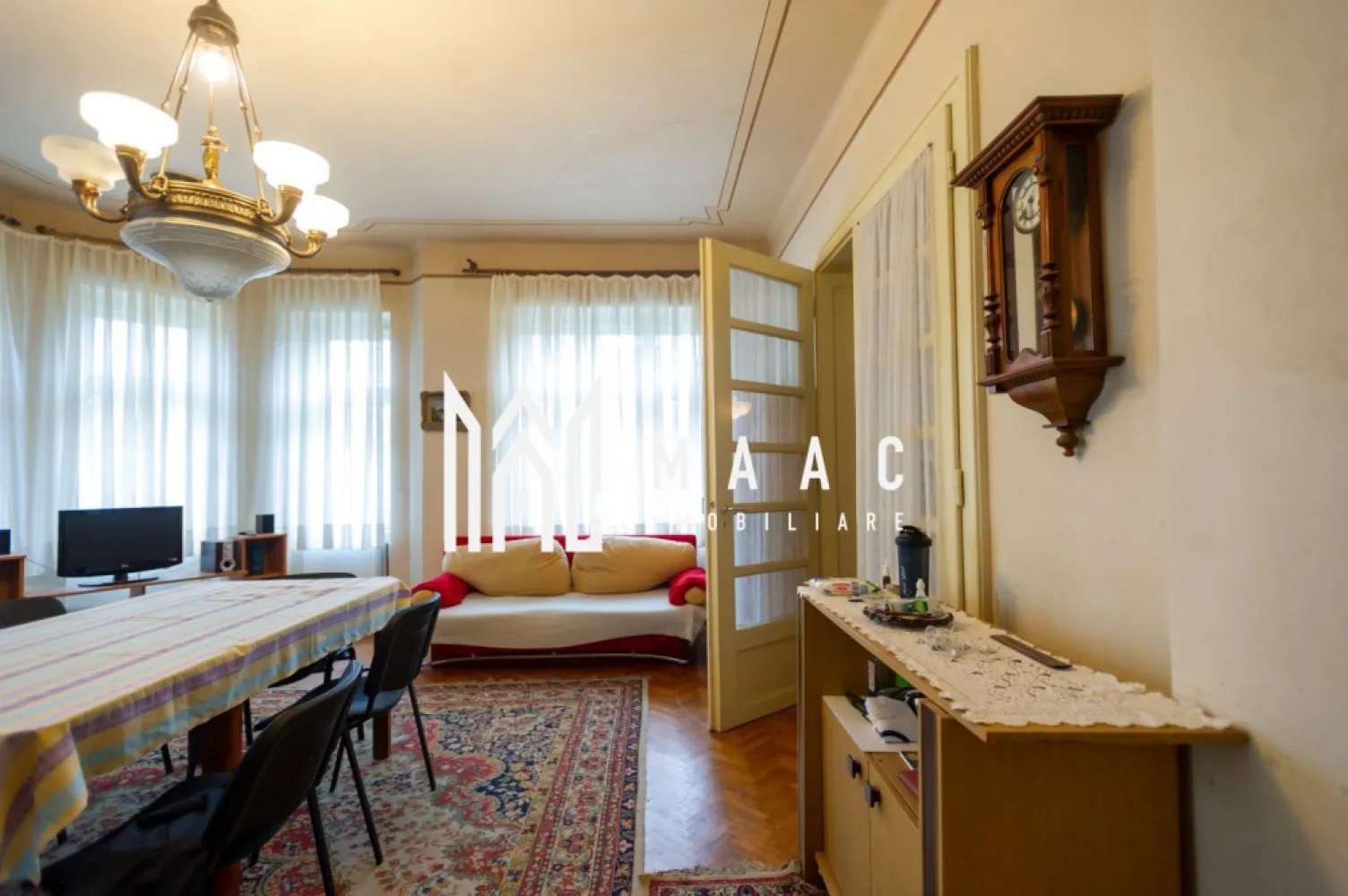 Casa Individuala | 407MPU | 1000MP Teren | Calea Dumbravii - MAAC Imobiliare vă propune spre vânzare o casa in zona Calea Dumbravii, situată pe un teren generos de 1.000 mp, cu o deschidere de 20,1 m. Această vilă individuală, construită din cărămidă și acoperită cu țiglă, impresionează prin suprafața utilă de 407 mp și suprafața construită desfășurată de 531 mp. Compartimentare și funcționalitate: Locuința dispune de 8 camere, dintre care toate cele 6 dormitoare sunt ample și bine luminate natural. Cele 3 băi sunt bine ventilate, fiecare fiind prevăzută cu fereastră. Există 2 bucătării închise, complet mobilate și utilate, ceea ce permite o funcționalitate optimă, fie pentru uz familial, fie pentru evenimente. La demisol se află spații tehnice și de depozitare, inclusiv o boxă și o pivniță, ceea ce oferă proprietarilor posibilitatea de a organiza eficient toate bunurile. În zona de mansardă se pot crea spații de relaxare suplimentare sau camere de oaspeți, în funcție de nevoile viitorilor proprietari. Materiale și finisaje: Vila este finisată clasic, cu atenție la detalii și la calitatea materialelor utilizate. Pardoselile sunt acoperite cu parchet și gresie, iar pereții sunt tratați cu vopsea lavabilă și faianță în zonele umede. Ușile interioare din lemn masiv completează atmosfera elegantă a locuinței, în timp ce tâmplăria din PVC cu geam termopan asigură izolația termică și fonică optimă. Dotări și utilități: Proprietatea beneficiază de toate utilitățile necesare, incluzând apă, canalizare, curent, gaz, internet și CATV. Încălzirea este realizată prin intermediul unei centrale termice proprii, cu distribuție pe calorifere, ceea ce oferă independență energetică și costuri de întreținere reduse. Contorizarea individuală a consumurilor (apă, electricitate, gaz) contribuie la eficiența generală a gospodăriei. Anexe și facilități exterioare: Curtea de 880 mp este bine întreținută și include o zonă de grădină privată, spațiu pentru barbeque și anexe precum magazie și debarale. Garajul integrat și parcarea acoperită oferă suficient spațiu pentru mașini, iar accesul la stradă asfaltată și iluminat public adaugă la confortul locuirii. De asemenea, proprietatea dispune de interfon și sistem wireless. Localizare și accesibilitate: Amplasată într-o zonă liniștită, dar cu acces rapid la mijloacele de transport în comun, această vilă este ideală pentru familii care caută echilibrul între liniște și proximitatea față de facilități urbane. Străzile asfaltate și infrastructura de calitate asigură un acces facil în orice anotimp. Pentru mai multe informații și programarea unei vizionări, vă rugăm să ne contactați menționând ID-ul anunțului: CP2137194. }}