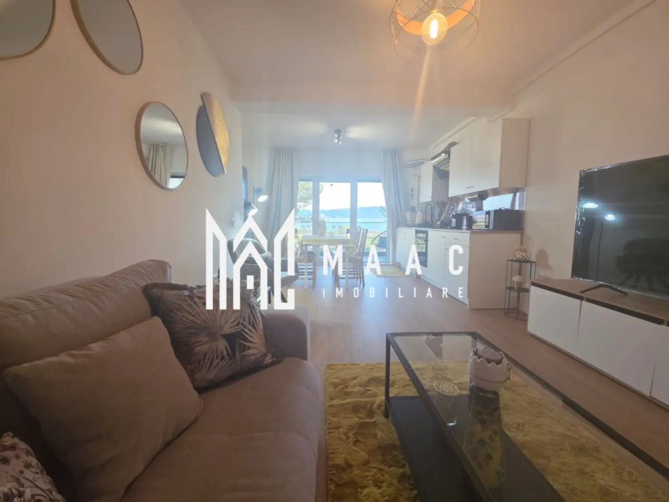 Apartament 2 camere | 50 MPU | Parcare | Turnisor - MAAC Imobiliare vă propune spre închiriere un apartament modern cu 2 camere, având o suprafață utilă de 50 mp, situat la parterul unei vile cu regim de înălțime P+1 (2 niveluri), construită din cărămidă în anul 2025.

Locuința este decomandată și inteligent compartimentată, fiind compusă din:

dormitor
living spațios cu bucătărie open space
baie
hol
2 terase generoase, finisate cu pardoseală din granit și balustrade din sticlă

Apartamentul beneficiază de orientare sudică, oferind lumină naturală pe tot parcursul zilei.

Dotări și finisaje:

complet mobilat și utilat – pregătit pentru mutare imediată
încălzire în pardoseală
parchet, gresie, faianță și granit de calitate
instalații sanitare moderne
storuri electrice totale
videointerfon
electrocasnice noi

Ideal pentru persoane care își doresc confort, eficiență și un design contemporan într-o construcție nouă.

Pentru mai multe detalii și programarea unei vizionări, vă rugăm să ne contactați telefonic și să menționați CP3072298.
