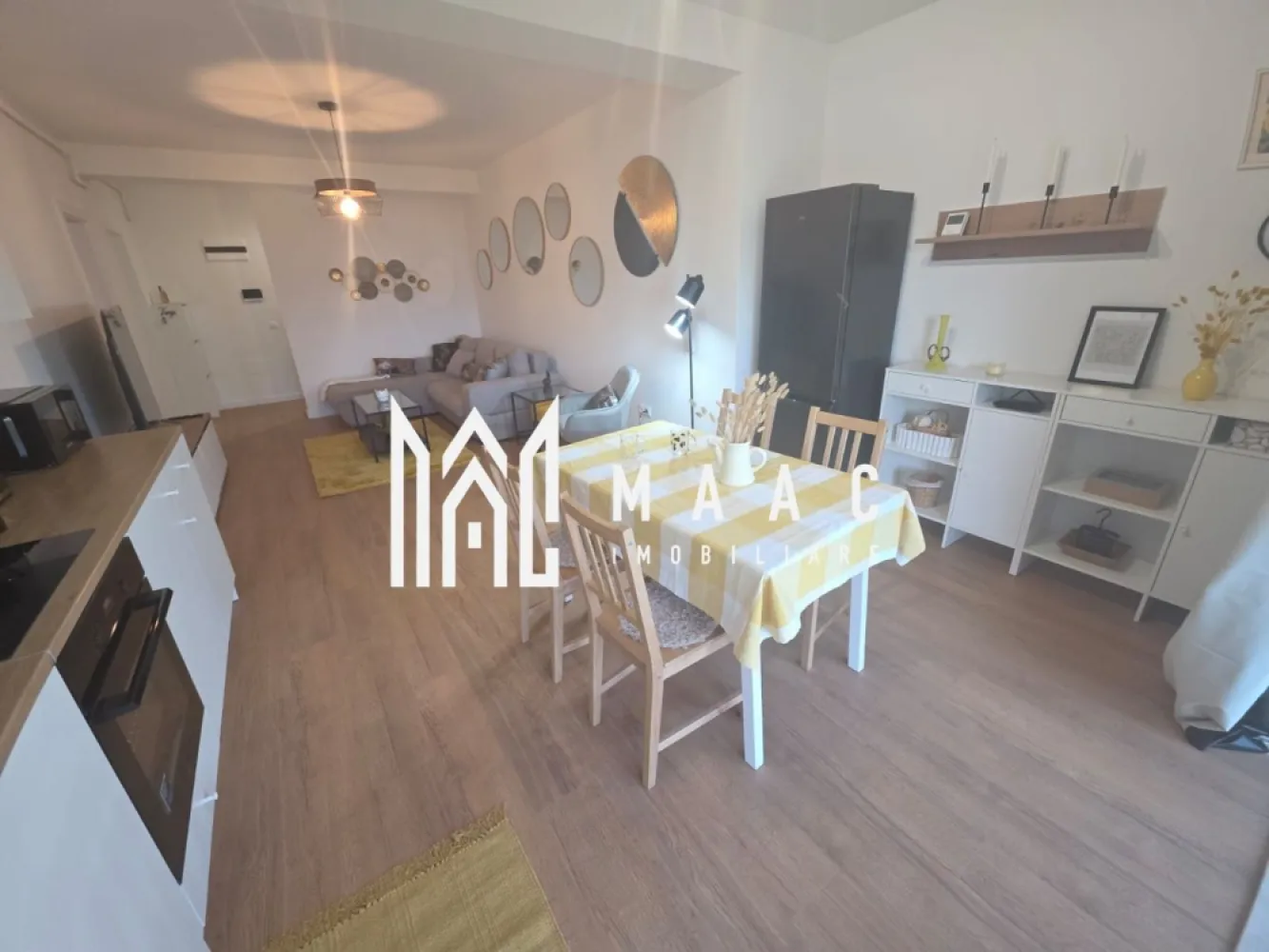 Apartament 2 camere | 50 MPU | Parcare | Turnisor - MAAC Imobiliare vă propune spre închiriere un apartament modern cu 2 camere, având o suprafață utilă de 50 mp, situat la parterul unei vile cu regim de înălțime P+1 (2 niveluri), construită din cărămidă în anul 2025.

Locuința este decomandată și inteligent compartimentată, fiind compusă din:

dormitor
living spațios cu bucătărie open space
baie
hol
2 terase generoase, finisate cu pardoseală din granit și balustrade din sticlă

Apartamentul beneficiază de orientare sudică, oferind lumină naturală pe tot parcursul zilei.

Dotări și finisaje:

complet mobilat și utilat – pregătit pentru mutare imediată
încălzire în pardoseală
parchet, gresie, faianță și granit de calitate
instalații sanitare moderne
storuri electrice totale
videointerfon
electrocasnice noi

Ideal pentru persoane care își doresc confort, eficiență și un design contemporan într-o construcție nouă.

Pentru mai multe detalii și programarea unei vizionări, vă rugăm să ne contactați telefonic și să menționați CP3072298.