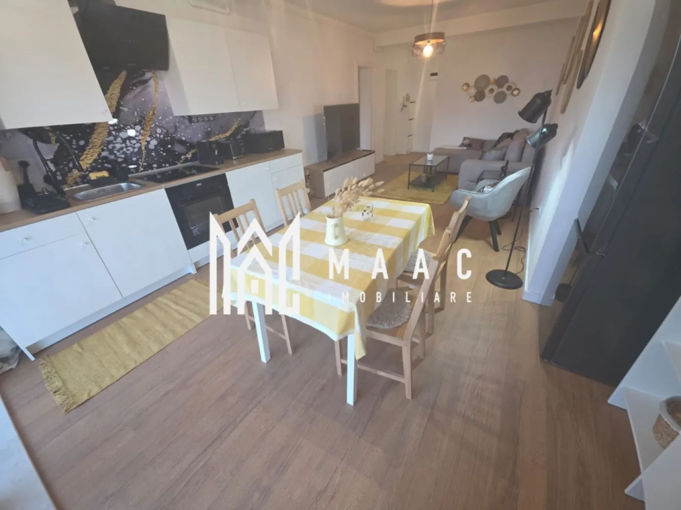 Apartament 2 camere | 50 MPU | Parcare | Turnisor - MAAC Imobiliare vă propune spre închiriere un apartament modern cu 2 camere, având o suprafață utilă de 50 mp, situat la parterul unei vile cu regim de înălțime P+1 (2 niveluri), construită din cărămidă în anul 2025.

Locuința este decomandată și inteligent compartimentată, fiind compusă din:

dormitor
living spațios cu bucătărie open space
baie
hol
2 terase generoase, finisate cu pardoseală din granit și balustrade din sticlă

Apartamentul beneficiază de orientare sudică, oferind lumină naturală pe tot parcursul zilei.

Dotări și finisaje:

complet mobilat și utilat – pregătit pentru mutare imediată
încălzire în pardoseală
parchet, gresie, faianță și granit de calitate
instalații sanitare moderne
storuri electrice totale
videointerfon
electrocasnice noi

Ideal pentru persoane care își doresc confort, eficiență și un design contemporan într-o construcție nouă.

Pentru mai multe detalii și programarea unei vizionări, vă rugăm să ne contactați telefonic și să menționați CP3072298.