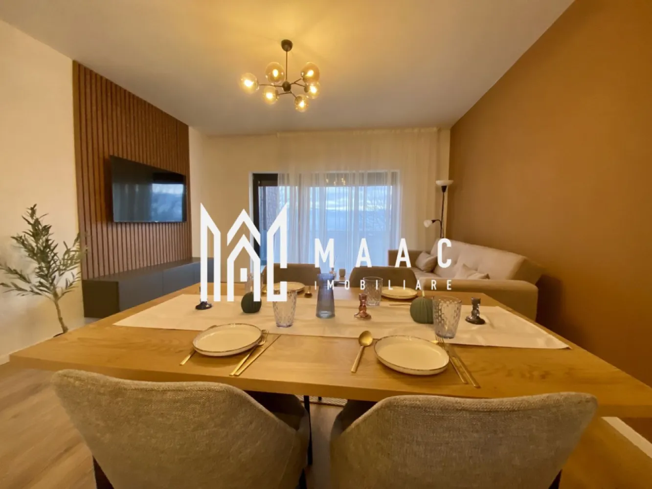 Apartament 2 camere | Parter | Balcon | Mobilat si utilat - MAAC Imobiliare va prezinta un apartament cu 2 camere, decomandat – Cartier Da Vinci Homes, Sibiu.

Caracteristici:
Suprafață utilă: 53.5 mp
Compartimentare decomandată:
Living cu ieșire pe balcon
Dormitor matrimonial
Hol 
Baie complet echipată
Balcon de 7.29 mp:
Orientare sudică pentru lumină naturală pe tot parcursul zilei
Hidroizolație și sistem de drenaj

Dotări premium:
Încălzire în pardoseală
Izolație eficientă cu vată bazaltică
Balcon și casa scării finisate la cheie, cu granit și sticlă securizată
Design arhitectural distinctiv
Predare exact ca în poze – mobilat și utilat complet, gata de mutare

Facilități
Ocupare teritorială redusă: doar 25% construcție, restul fiind spații verzi
45% spații verzi amenajate
4 locuri de joacă pentru copii și teren de fotbal pentru activități recreative.

Parcare inclusă:
Acces facil către principalele puncte de interes:
4 minute până în Zona Industrială Vest
4 minute de Metro
15 minute de Centrul Istoric al Sibiului

Un loc de parcare privat este inclus în preț.

Pentru mai multe detalii precizati telefonic ca ati vazut anuntul cu ID: CP2301720