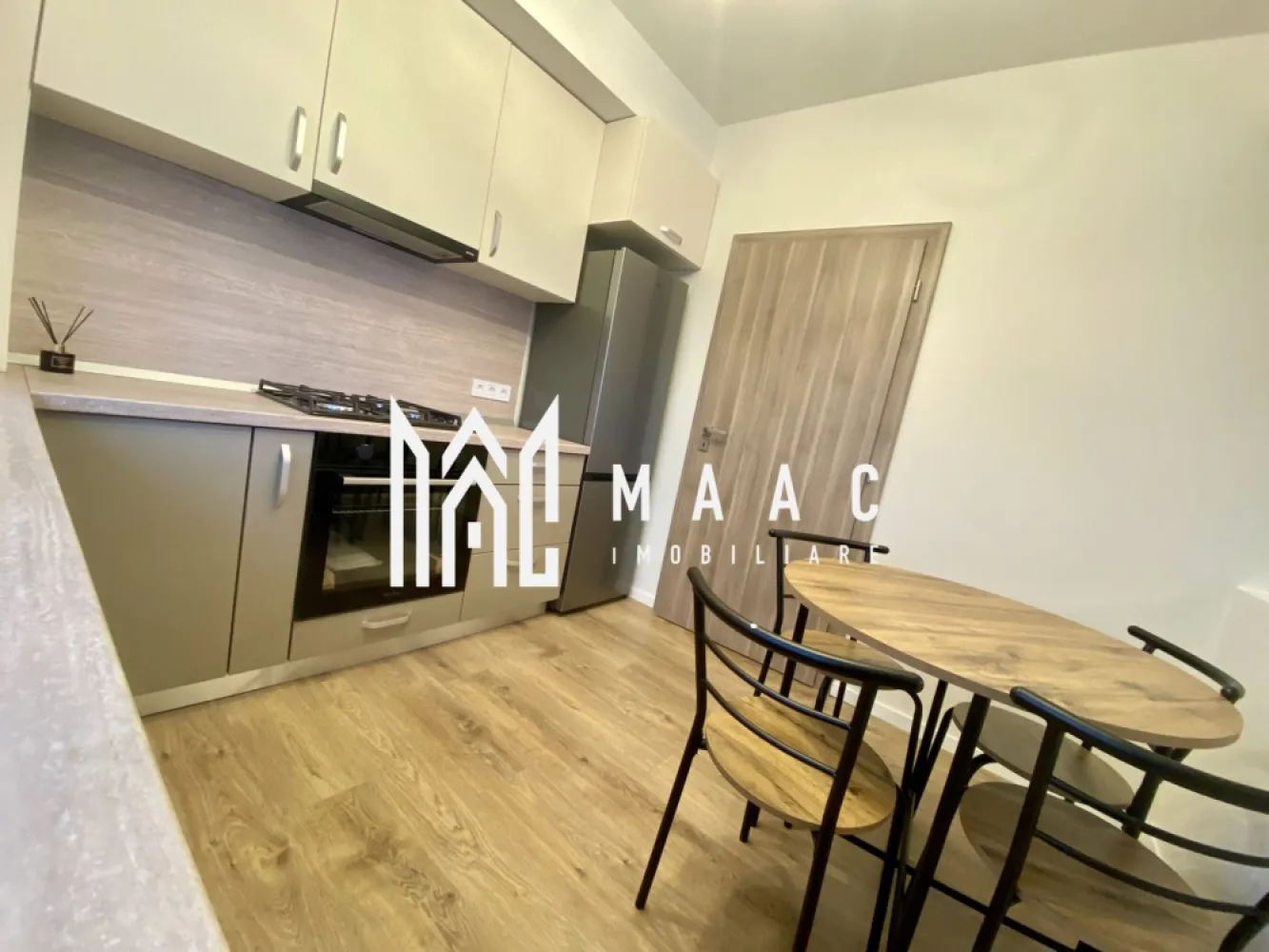 Apartament 2 camere | Parter | Balcon | Mobilat si utilat - MAAC Imobiliare va prezinta un apartament cu 2 camere, decomandat – Cartier Da Vinci Homes, Sibiu.

Caracteristici:
Suprafață utilă: 53.5 mp
Compartimentare decomandată:
Living cu ieșire pe balcon
Dormitor matrimonial
Hol 
Baie complet echipată
Balcon de 7.29 mp:
Orientare sudică pentru lumină naturală pe tot parcursul zilei
Hidroizolație și sistem de drenaj

Dotări premium:
Încălzire în pardoseală
Izolație eficientă cu vată bazaltică
Balcon și casa scării finisate la cheie, cu granit și sticlă securizată
Design arhitectural distinctiv
Predare exact ca în poze – mobilat și utilat complet, gata de mutare

Facilități
Ocupare teritorială redusă: doar 25% construcție, restul fiind spații verzi
45% spații verzi amenajate
4 locuri de joacă pentru copii și teren de fotbal pentru activități recreative.

Parcare inclusă:
Acces facil către principalele puncte de interes:
4 minute până în Zona Industrială Vest
4 minute de Metro
15 minute de Centrul Istoric al Sibiului

Un loc de parcare privat este inclus în preț.

Pentru mai multe detalii precizati telefonic ca ati vazut anuntul cu ID: CP2301720