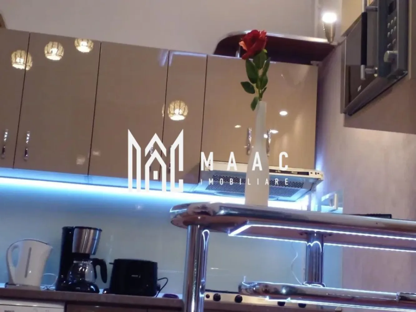 Apartament la casa I Decomandat I 70mp I Zona Centrala - MAAC Imobiliare va prezinta un apartament cu 3 camere, renovat in 2024, decomandat, in zona Centrala a Sibiului. Compartimentare: Living cu bucatarie open space, 2 dormitoare, 2 bai ( una cu vana ), dressing/ debara, terasa si pivnita. Loc de parcare in interiorul curtii pt o masina Ideal pentru o familie cu copii sau cuplu, situat intr-o zona usor accesibila si in apropierea tuturor punctelor de interes. Nu se accepta animale de companie. Imobilul este disponibil imediat. Pentru initializarea contractului se percepe o garantie in cuantumul unei chirii lunare. Pentru mai multe detalii sau vizionari mentionati ID: CP2429471 }}