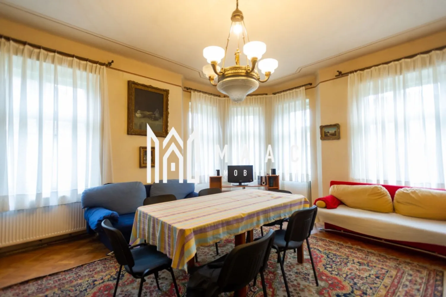 Casa Individuala | 407MPU | 1000MP Teren | Calea Dumbravii - MAAC Imobiliare vă propune spre vânzare o casa in zona Calea Dumbravii, situată pe un teren generos de 1.000 mp, cu o deschidere de 20,1 m. Această vilă individuală, construită din cărămidă și acoperită cu țiglă, impresionează prin suprafața utilă de 407 mp și suprafața construită desfășurată de 531 mp. Compartimentare și funcționalitate: Locuința dispune de 8 camere, dintre care toate cele 6 dormitoare sunt ample și bine luminate natural. Cele 3 băi sunt bine ventilate, fiecare fiind prevăzută cu fereastră. Există 2 bucătării închise, complet mobilate și utilate, ceea ce permite o funcționalitate optimă, fie pentru uz familial, fie pentru evenimente. La demisol se află spații tehnice și de depozitare, inclusiv o boxă și o pivniță, ceea ce oferă proprietarilor posibilitatea de a organiza eficient toate bunurile. În zona de mansardă se pot crea spații de relaxare suplimentare sau camere de oaspeți, în funcție de nevoile viitorilor proprietari. Materiale și finisaje: Vila este finisată clasic, cu atenție la detalii și la calitatea materialelor utilizate. Pardoselile sunt acoperite cu parchet și gresie, iar pereții sunt tratați cu vopsea lavabilă și faianță în zonele umede. Ușile interioare din lemn masiv completează atmosfera elegantă a locuinței, în timp ce tâmplăria din PVC cu geam termopan asigură izolația termică și fonică optimă. Dotări și utilități: Proprietatea beneficiază de toate utilitățile necesare, incluzând apă, canalizare, curent, gaz, internet și CATV. Încălzirea este realizată prin intermediul unei centrale termice proprii, cu distribuție pe calorifere, ceea ce oferă independență energetică și costuri de întreținere reduse. Contorizarea individuală a consumurilor (apă, electricitate, gaz) contribuie la eficiența generală a gospodăriei. Anexe și facilități exterioare: Curtea de 880 mp este bine întreținută și include o zonă de grădină privată, spațiu pentru barbeque și anexe precum magazie și debarale. Garajul integrat și parcarea acoperită oferă suficient spațiu pentru mașini, iar accesul la stradă asfaltată și iluminat public adaugă la confortul locuirii. De asemenea, proprietatea dispune de interfon și sistem wireless. Localizare și accesibilitate: Amplasată într-o zonă liniștită, dar cu acces rapid la mijloacele de transport în comun, această vilă este ideală pentru familii care caută echilibrul între liniște și proximitatea față de facilități urbane. Străzile asfaltate și infrastructura de calitate asigură un acces facil în orice anotimp. Pentru mai multe informații și programarea unei vizionări, vă rugăm să ne contactați menționând ID-ul anunțului: CP2137194. }}