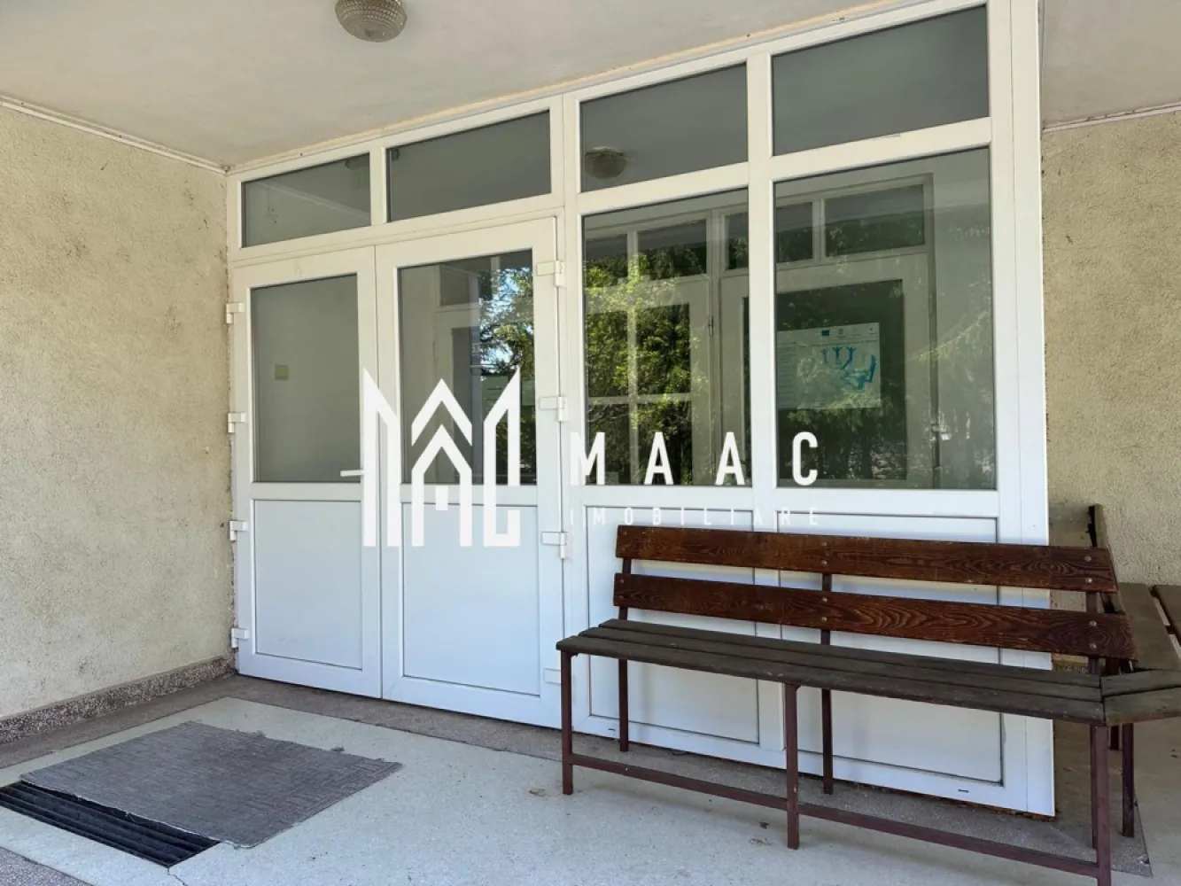 CASA DE INCHIRIAT I CISNADIE I SPATIU EDUCATIONAL - Maac Imobiliare vă propune spre închiriere o proprietate deosebită, ideală pentru activități educaționale precum grădiniță, after-school sau centre de dezvoltare.

Cu o suprafață generoasă de 806,25 mp, imobilul impresionează prin spațiu, funcționalitate și versatilitate. Compartimentarea este excelent gândită, incluzând 15 camere luminoase, o bucătărie, 4 băi și o terasă, oferind cadrul perfect pentru desfășurarea în condiții optime a activităților educaționale.

Proprietatea este parțial mobilată și beneficiază de o sală special amenajată, dotată cu aparate pentru activități sportive, contribuind la un mediu echilibrat și dinamic pentru copii.

Datorită configurației și dimensiunilor, imobilul se pretează perfect pentru instituții educaționale care își doresc un spațiu generos, bine organizat și adaptabil.

Pentru mai multe detalii sau pentru programarea unei vizionări, vă stăm cu drag la dispoziție. Anuntati telefonic CP3069521