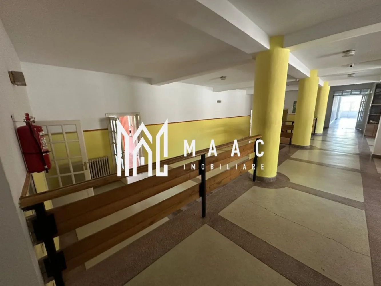 CASA DE INCHIRIAT I CISNADIE I SPATIU EDUCATIONAL - Maac Imobiliare vă propune spre închiriere o proprietate deosebită, ideală pentru activități educaționale precum grădiniță, after-school sau centre de dezvoltare.

Cu o suprafață generoasă de 806,25 mp, imobilul impresionează prin spațiu, funcționalitate și versatilitate. Compartimentarea este excelent gândită, incluzând 15 camere luminoase, o bucătărie, 4 băi și o terasă, oferind cadrul perfect pentru desfășurarea în condiții optime a activităților educaționale.

Proprietatea este parțial mobilată și beneficiază de o sală special amenajată, dotată cu aparate pentru activități sportive, contribuind la un mediu echilibrat și dinamic pentru copii.

Datorită configurației și dimensiunilor, imobilul se pretează perfect pentru instituții educaționale care își doresc un spațiu generos, bine organizat și adaptabil.

Pentru mai multe detalii sau pentru programarea unei vizionări, vă stăm cu drag la dispoziție. Anuntati telefonic CP3069521