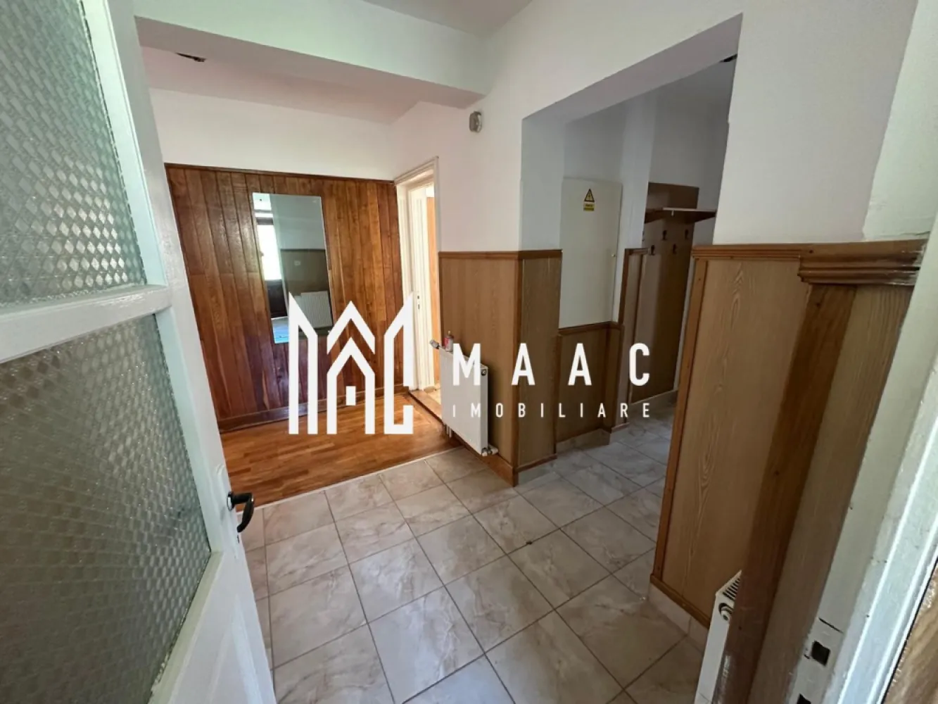 CASA DE INCHIRIAT I CISNADIE I ZONA LINISTITA - Maac Imobiliare oferă spre închiriere 3 case individuale situate în Cisnădie, într-o zonă liniștită, înconjurată de verdeață, ideale atât pentru locuit, cât și pentru diverse tipuri de activitati

Compartimentare:

* living spațios
* 4 dormitoare (un dormitor cu baie proprie)
* bucătărie
* 2 băi:
 * baie cu 2 cabine de duș
 * baie cu cadă
* mansardă open space
* demisol: spații de depozitare și uscătorie

Dotări și facilități:

* terasă – ideală pentru relaxare
* casele sunt mobilate diferit
* se închiriază mobilate și utilate sau, la cerere, nemobilate
* zonă verde și liniștită

Destinații recomandate:
* locuință pentru familie
* afterschool/ activități educaționale
* cabinete medicale, etc

Pentru mai multe detalii sau vizionare, anuntati telefonic CP3069487