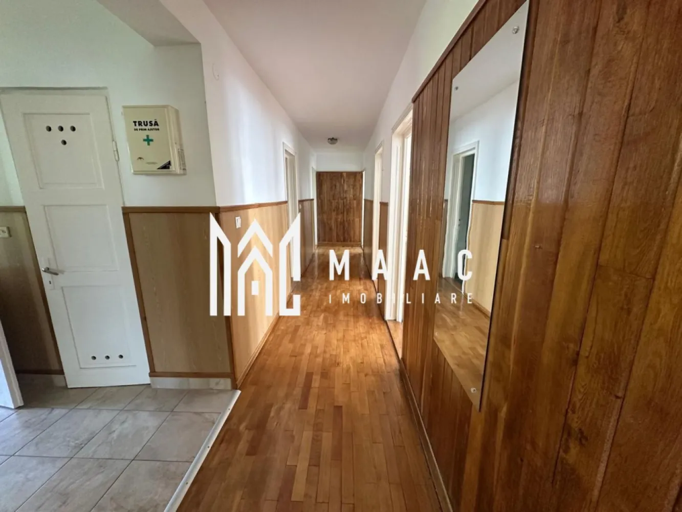 CASA DE INCHIRIAT I CISNADIE I ZONA LINISTITA - Maac Imobiliare oferă spre închiriere 3 case individuale situate în Cisnădie, într-o zonă liniștită, înconjurată de verdeață, ideale atât pentru locuit, cât și pentru diverse tipuri de activitati

Compartimentare:

* living spațios
* 4 dormitoare (un dormitor cu baie proprie)
* bucătărie
* 2 băi:
 * baie cu 2 cabine de duș
 * baie cu cadă
* mansardă open space
* demisol: spații de depozitare și uscătorie

Dotări și facilități:

* terasă – ideală pentru relaxare
* casele sunt mobilate diferit
* se închiriază mobilate și utilate sau, la cerere, nemobilate
* zonă verde și liniștită

Destinații recomandate:
* locuință pentru familie
* afterschool/ activități educaționale
* cabinete medicale, etc

Pentru mai multe detalii sau vizionare, anuntati telefonic CP3069487