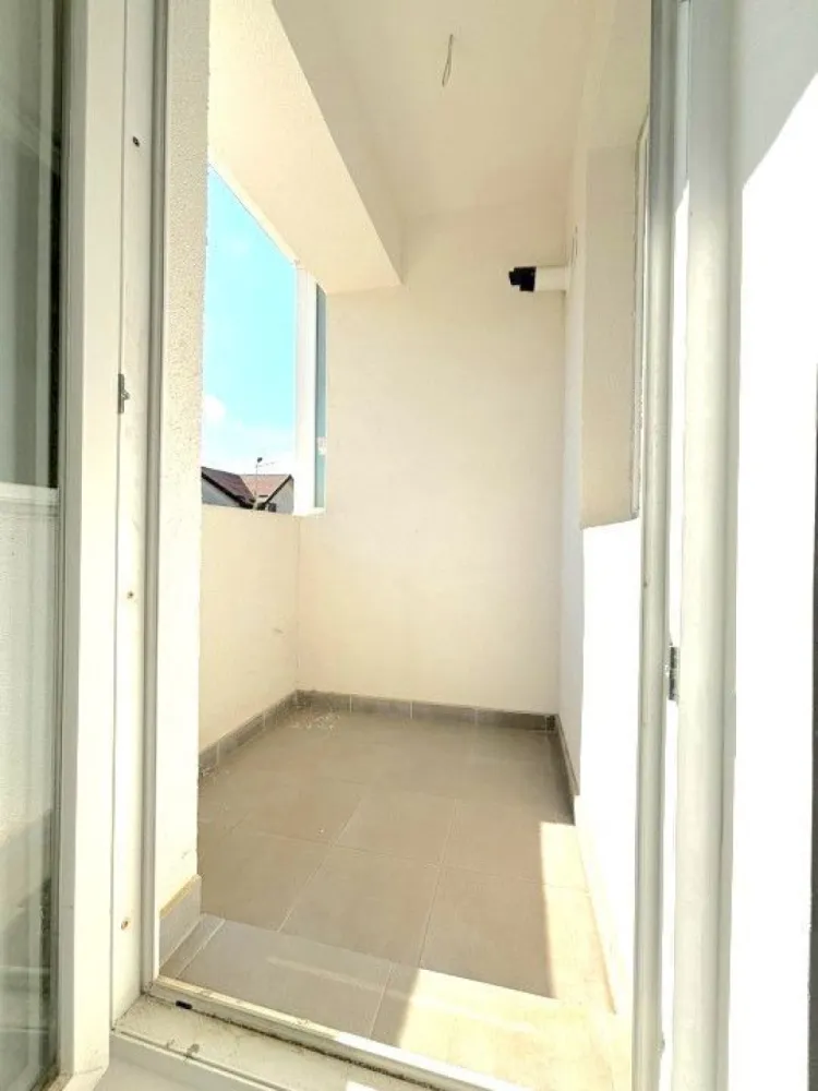 Garsoniera cartier Militari Residence - mutare imediata!! - TVA INCLUS !!

COMISION 0%

Vă prezentăm o garsonieră deosebită, situată în cartierul Militari Residence, într-un bloc modern cu regim de înălțime P+3, poziționat strategic pentru a vă oferi confort și accesibilitate.

Detalii proprietate:

- Tip: Garsonieră
- Etaj: Intermediar
- Finalizata - mutare imediata !!
- Locație: Militari Residence

Avantaje:

- Bloc nou, construit cu materiale de calitate, garantând un standard ridicat de confort.
- Poziție excelentă, în imediata apropiere a mijloacelor de transport în comun, pentru o deplasare facilă către orice zonă a orașului.
- Acces rapid la instituții educaționale (școli publice), centre comerciale, supermarketuri și mall-uri.
- Zonă liniștită, ideală pentru locuit sau investiție.

Acum este momentul să achiziționați locuința visurilor dumneavoastră!

Contactați-ne pentru mai multe detalii și programarea unei vizionări.