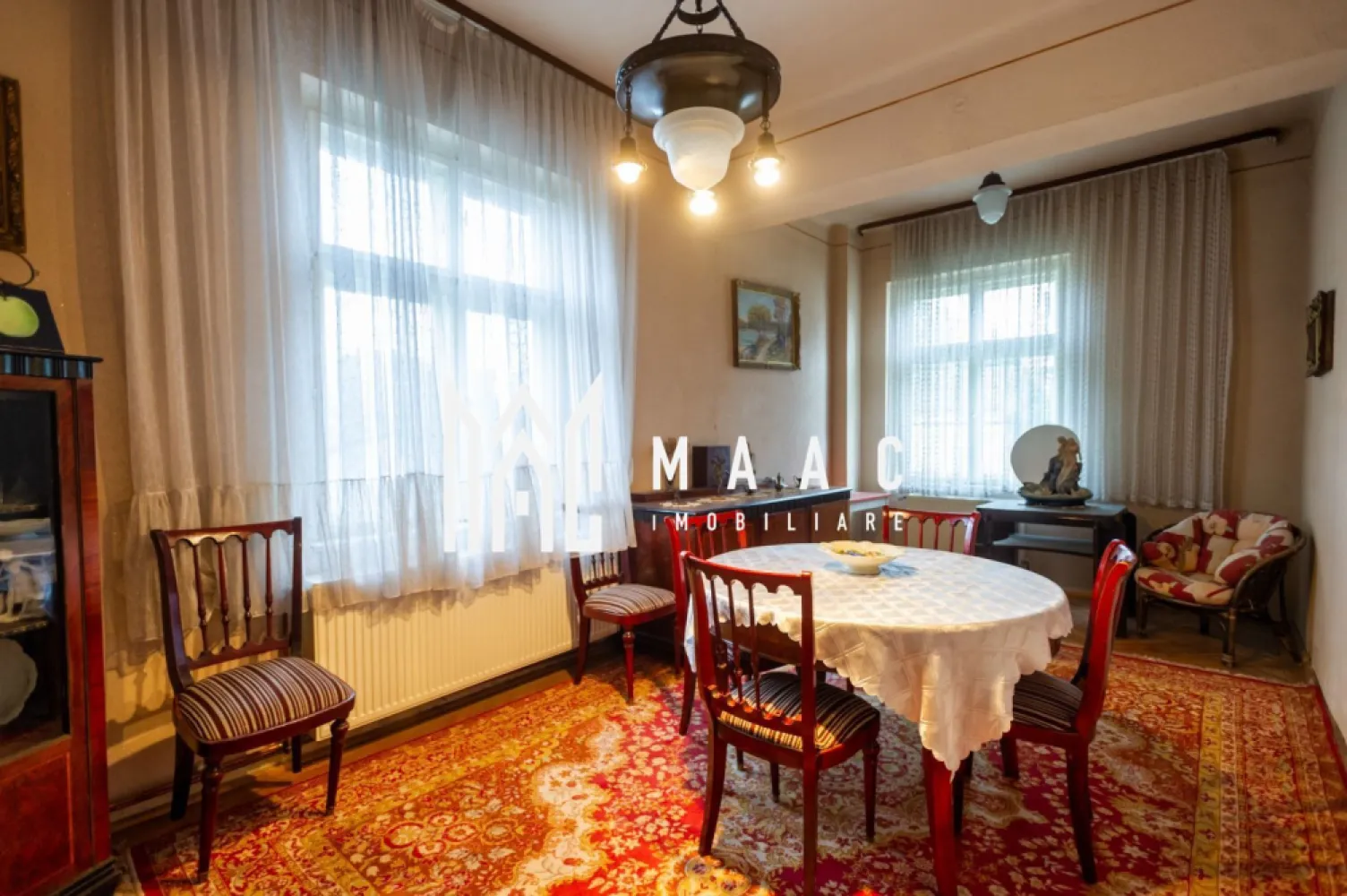 Casa Individuala | 407MPU | 1000MP Teren | Calea Dumbravii - MAAC Imobiliare vă propune spre vânzare o casa in zona Calea Dumbravii, situată pe un teren generos de 1.000 mp, cu o deschidere de 20,1 m. Această vilă individuală, construită din cărămidă și acoperită cu țiglă, impresionează prin suprafața utilă de 407 mp și suprafața construită desfășurată de 531 mp. Compartimentare și funcționalitate: Locuința dispune de 8 camere, dintre care toate cele 6 dormitoare sunt ample și bine luminate natural. Cele 3 băi sunt bine ventilate, fiecare fiind prevăzută cu fereastră. Există 2 bucătării închise, complet mobilate și utilate, ceea ce permite o funcționalitate optimă, fie pentru uz familial, fie pentru evenimente. La demisol se află spații tehnice și de depozitare, inclusiv o boxă și o pivniță, ceea ce oferă proprietarilor posibilitatea de a organiza eficient toate bunurile. În zona de mansardă se pot crea spații de relaxare suplimentare sau camere de oaspeți, în funcție de nevoile viitorilor proprietari. Materiale și finisaje: Vila este finisată clasic, cu atenție la detalii și la calitatea materialelor utilizate. Pardoselile sunt acoperite cu parchet și gresie, iar pereții sunt tratați cu vopsea lavabilă și faianță în zonele umede. Ușile interioare din lemn masiv completează atmosfera elegantă a locuinței, în timp ce tâmplăria din PVC cu geam termopan asigură izolația termică și fonică optimă. Dotări și utilități: Proprietatea beneficiază de toate utilitățile necesare, incluzând apă, canalizare, curent, gaz, internet și CATV. Încălzirea este realizată prin intermediul unei centrale termice proprii, cu distribuție pe calorifere, ceea ce oferă independență energetică și costuri de întreținere reduse. Contorizarea individuală a consumurilor (apă, electricitate, gaz) contribuie la eficiența generală a gospodăriei. Anexe și facilități exterioare: Curtea de 880 mp este bine întreținută și include o zonă de grădină privată, spațiu pentru barbeque și anexe precum magazie și debarale. Garajul integrat și parcarea acoperită oferă suficient spațiu pentru mașini, iar accesul la stradă asfaltată și iluminat public adaugă la confortul locuirii. De asemenea, proprietatea dispune de interfon și sistem wireless. Localizare și accesibilitate: Amplasată într-o zonă liniștită, dar cu acces rapid la mijloacele de transport în comun, această vilă este ideală pentru familii care caută echilibrul între liniște și proximitatea față de facilități urbane. Străzile asfaltate și infrastructura de calitate asigură un acces facil în orice anotimp. Pentru mai multe informații și programarea unei vizionări, vă rugăm să ne contactați menționând ID-ul anunțului: CP2137194. }}