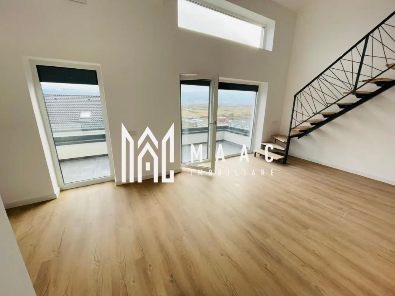 Penthouse 3 Camere I 2 nivele I 100 mp I Zona Vest I Sibiu - MAAC Imobiliare vă propune spre vânzare un penthouse cu 3 camere tip duplex, finisat la cheie, situat într-un ansamblu rezidențial premium din Zona de Vest a orașului Sibiu, una dintre cele mai căutate zone pentru locuințe noi și investiții imobiliare.

Acest penthouse de vânzare în Sibiu este amplasat la etajul 2 din 2 și oferă intimitate, vedere panoramică și un design modern, ideal pentru un stil de viață confortabil.

Detalii tehnice penthouse Sibiu:
Suprafață utilă: 100 mp
Logie: 9,42 mp, închisă cu sticlă securizată și sistem de captare a apelor
Regim de înălțime: etaj 2 din 2
Compartimentare: tip duplex, dispus pe 2 nivele
Intabulat
Disponibil imediat
Predare la cheie
Loc de parcare inclus în preț

Compartimentare și dotări:
Living spectaculos cu înălțime de 5,6 m, spațiu amplu și luminos
2 dormitoare spațioase
2 băi complet finisate
Încălzire în pardoseală la nivelul 1 si pe calorifere la etajul 2.
Jaluzele electrice
Orientare sudică cu vedere panoramică spre munți

Finisaje premium:
Izolație termică cu vată bazaltică
Granit pe casa scării
Logie închisă cu sticlă securizată
Materiale moderne și finisaje de calitate superioară

Avantaje ansamblu rezidențial – Zona de Vest Sibiu:
45% spații verzi amenajate
Fațade moderne cu larice siberian și piatră naturală
Locuri de joacă în interiorul complexului
Acces rapid către oraș, fără ambuteiaje
4 căi de acces către ansamblu

Acest penthouse în Zona de Vest Sibiu reprezintă o oportunitate excelentă pentru locuire sau investiție, oferind confort, intimitate, priveliște deosebită și mutare imediată, fără costuri suplimentare.

Pentru mai multe informații sau programarea unei vizionări, menționați telefonic că ați văzut anunțul ID: CP2611737.