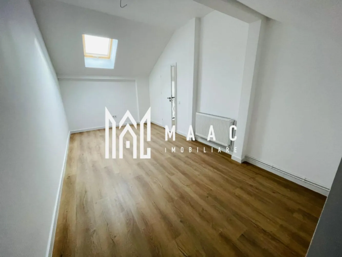 Penthouse 3 Camere I 2 nivele I 100 mp I Zona Vest I Sibiu - MAAC Imobiliare vă propune spre vânzare un penthouse cu 3 camere tip duplex, finisat la cheie, situat într-un ansamblu rezidențial premium din Zona de Vest a orașului Sibiu, una dintre cele mai căutate zone pentru locuințe noi și investiții imobiliare.

Acest penthouse de vânzare în Sibiu este amplasat la etajul 2 din 2 și oferă intimitate, vedere panoramică și un design modern, ideal pentru un stil de viață confortabil.

Detalii tehnice penthouse Sibiu:
Suprafață utilă: 100 mp
Logie: 9,42 mp, închisă cu sticlă securizată și sistem de captare a apelor
Regim de înălțime: etaj 2 din 2
Compartimentare: tip duplex, dispus pe 2 nivele
Intabulat
Disponibil imediat
Predare la cheie
Loc de parcare inclus în preț

Compartimentare și dotări:
Living spectaculos cu înălțime de 5,6 m, spațiu amplu și luminos
2 dormitoare spațioase
2 băi complet finisate
Încălzire în pardoseală la nivelul 1 si pe calorifere la etajul 2.
Jaluzele electrice
Orientare sudică cu vedere panoramică spre munți

Finisaje premium:
Izolație termică cu vată bazaltică
Granit pe casa scării
Logie închisă cu sticlă securizată
Materiale moderne și finisaje de calitate superioară

Avantaje ansamblu rezidențial – Zona de Vest Sibiu:
45% spații verzi amenajate
Fațade moderne cu larice siberian și piatră naturală
Locuri de joacă în interiorul complexului
Acces rapid către oraș, fără ambuteiaje
4 căi de acces către ansamblu

Acest penthouse în Zona de Vest Sibiu reprezintă o oportunitate excelentă pentru locuire sau investiție, oferind confort, intimitate, priveliște deosebită și mutare imediată, fără costuri suplimentare.

Pentru mai multe informații sau programarea unei vizionări, menționați telefonic că ați văzut anunțul ID: CP2611737.