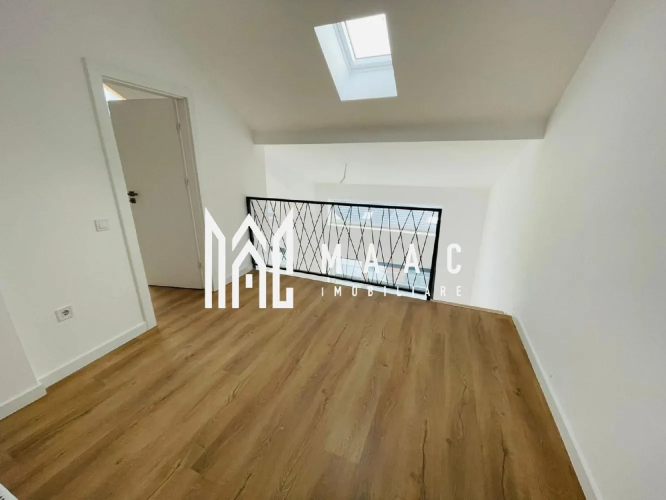 Penthouse 3 Camere I 2 nivele I 100 mp I Zona Vest I Sibiu - MAAC Imobiliare vă propune spre vânzare un penthouse cu 3 camere tip duplex, finisat la cheie, situat într-un ansamblu rezidențial premium din Zona de Vest a orașului Sibiu, una dintre cele mai căutate zone pentru locuințe noi și investiții imobiliare.

Acest penthouse de vânzare în Sibiu este amplasat la etajul 2 din 2 și oferă intimitate, vedere panoramică și un design modern, ideal pentru un stil de viață confortabil.

Detalii tehnice penthouse Sibiu:
Suprafață utilă: 100 mp
Logie: 9,42 mp, închisă cu sticlă securizată și sistem de captare a apelor
Regim de înălțime: etaj 2 din 2
Compartimentare: tip duplex, dispus pe 2 nivele
Intabulat
Disponibil imediat
Predare la cheie
Loc de parcare inclus în preț

Compartimentare și dotări:
Living spectaculos cu înălțime de 5,6 m, spațiu amplu și luminos
2 dormitoare spațioase
2 băi complet finisate
Încălzire în pardoseală la nivelul 1 si pe calorifere la etajul 2.
Jaluzele electrice
Orientare sudică cu vedere panoramică spre munți

Finisaje premium:
Izolație termică cu vată bazaltică
Granit pe casa scării
Logie închisă cu sticlă securizată
Materiale moderne și finisaje de calitate superioară

Avantaje ansamblu rezidențial – Zona de Vest Sibiu:
45% spații verzi amenajate
Fațade moderne cu larice siberian și piatră naturală
Locuri de joacă în interiorul complexului
Acces rapid către oraș, fără ambuteiaje
4 căi de acces către ansamblu

Acest penthouse în Zona de Vest Sibiu reprezintă o oportunitate excelentă pentru locuire sau investiție, oferind confort, intimitate, priveliște deosebită și mutare imediată, fără costuri suplimentare.

Pentru mai multe informații sau programarea unei vizionări, menționați telefonic că ați văzut anunțul ID: CP2611737.