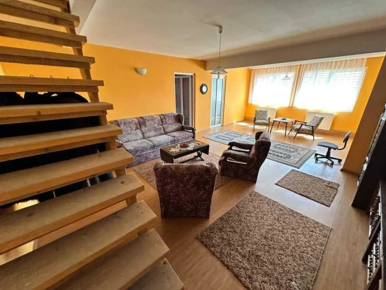 BRASADAS vinde Casa P+Et+M 241mp -zona TITULESCU. - Agenția imobiliara BRASADAS vinde Casa P + Et + Zona Titulescu.

Parter : baie , 2 bucătări , hol , living , cameră , terasă , garaj , 
Geamuri termopane, microcentrala, parchet laminat, calorifere, instalații cupru, izolată exterior, acoperiș nou.

Et : 2 bai , hol , 3 camere 

Mansardă : open space 

Construcție: CARAMIDA 
Suprafața teren: 241 mp.
Acces auto / garaj.

Pentru mai multe oferte accesați www.brasadas.com.