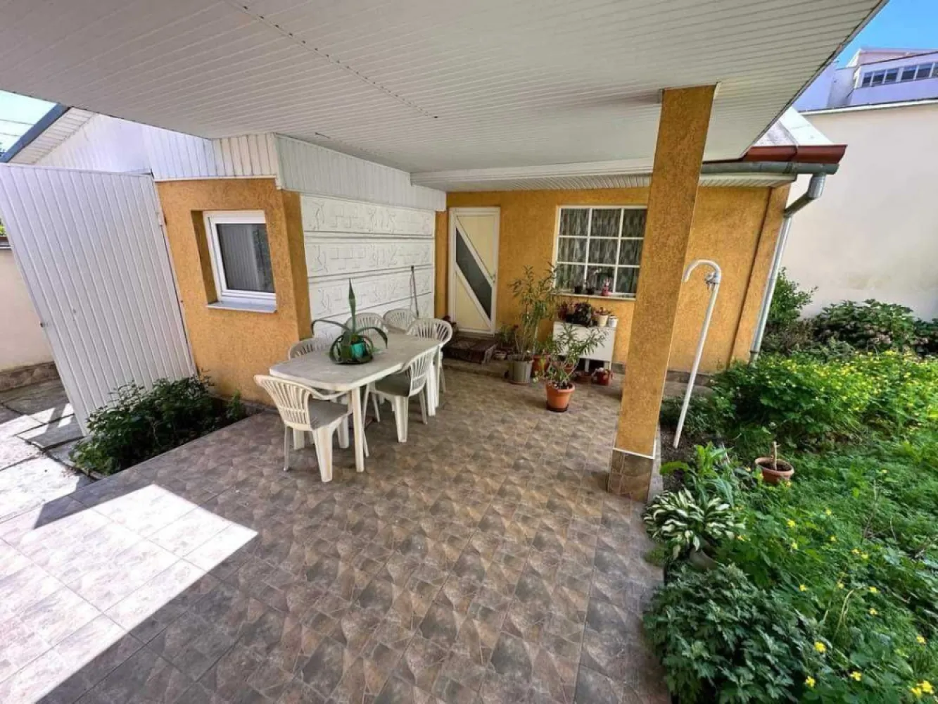 BRASADAS vinde Casa P+Et+M 241mp -zona TITULESCU. - Agenția imobiliara BRASADAS vinde Casa P + Et + Zona Titulescu.

Parter : baie , 2 bucătări , hol , living , cameră , terasă , garaj , 
Geamuri termopane, microcentrala, parchet laminat, calorifere, instalații cupru, izolată exterior, acoperiș nou.

Et : 2 bai , hol , 3 camere 

Mansardă : open space 

Construcție: CARAMIDA 
Suprafața teren: 241 mp.
Acces auto / garaj.

Pentru mai multe oferte accesați www.brasadas.com.